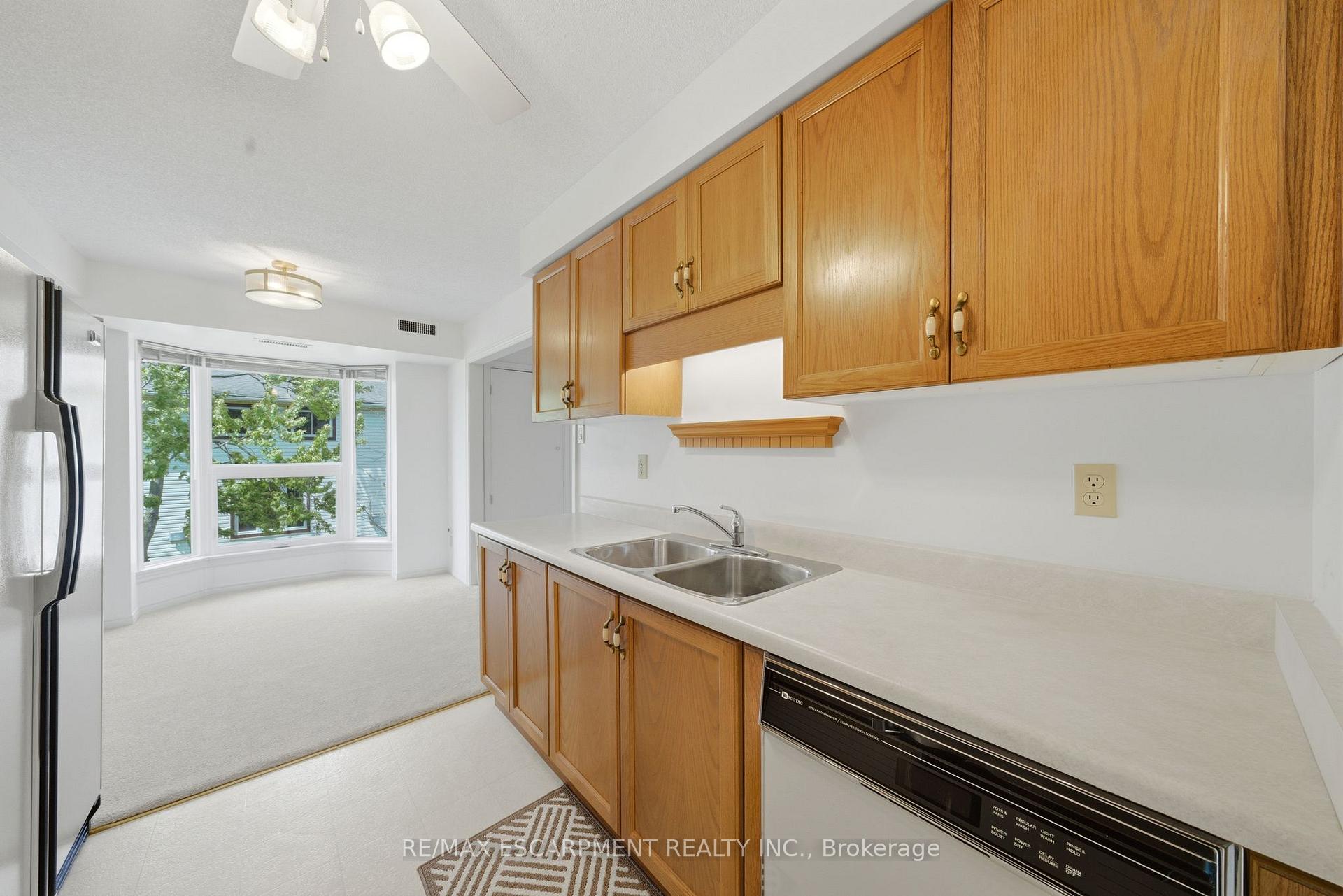 Photo 12 of Unit 303, 416 Limeridge Road E, Hamilton, Bruleville — HOMEH