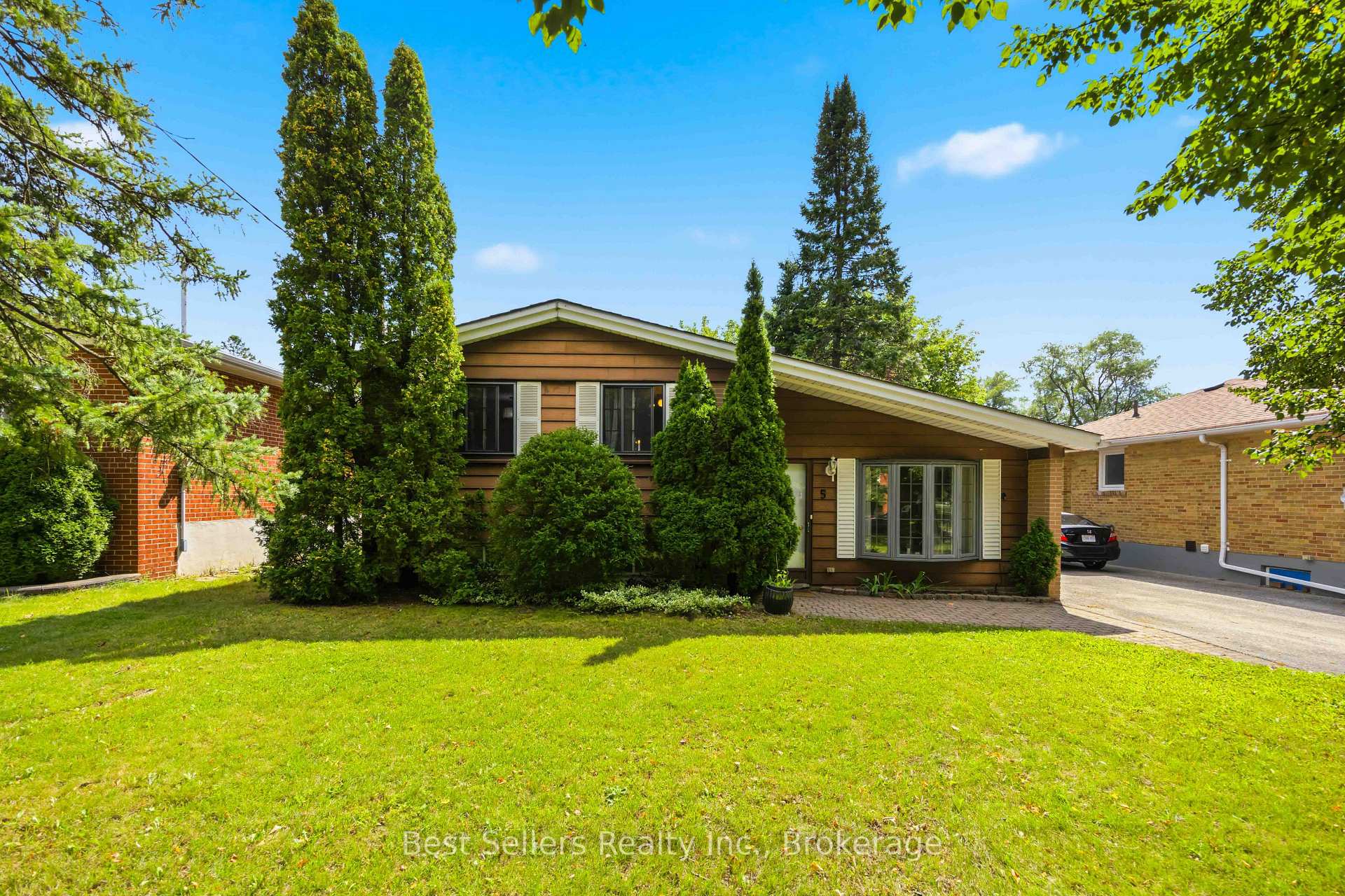 Photo 2 of 5 Benfrisco Crescent, Scarborough, Woburn — HOMEH
