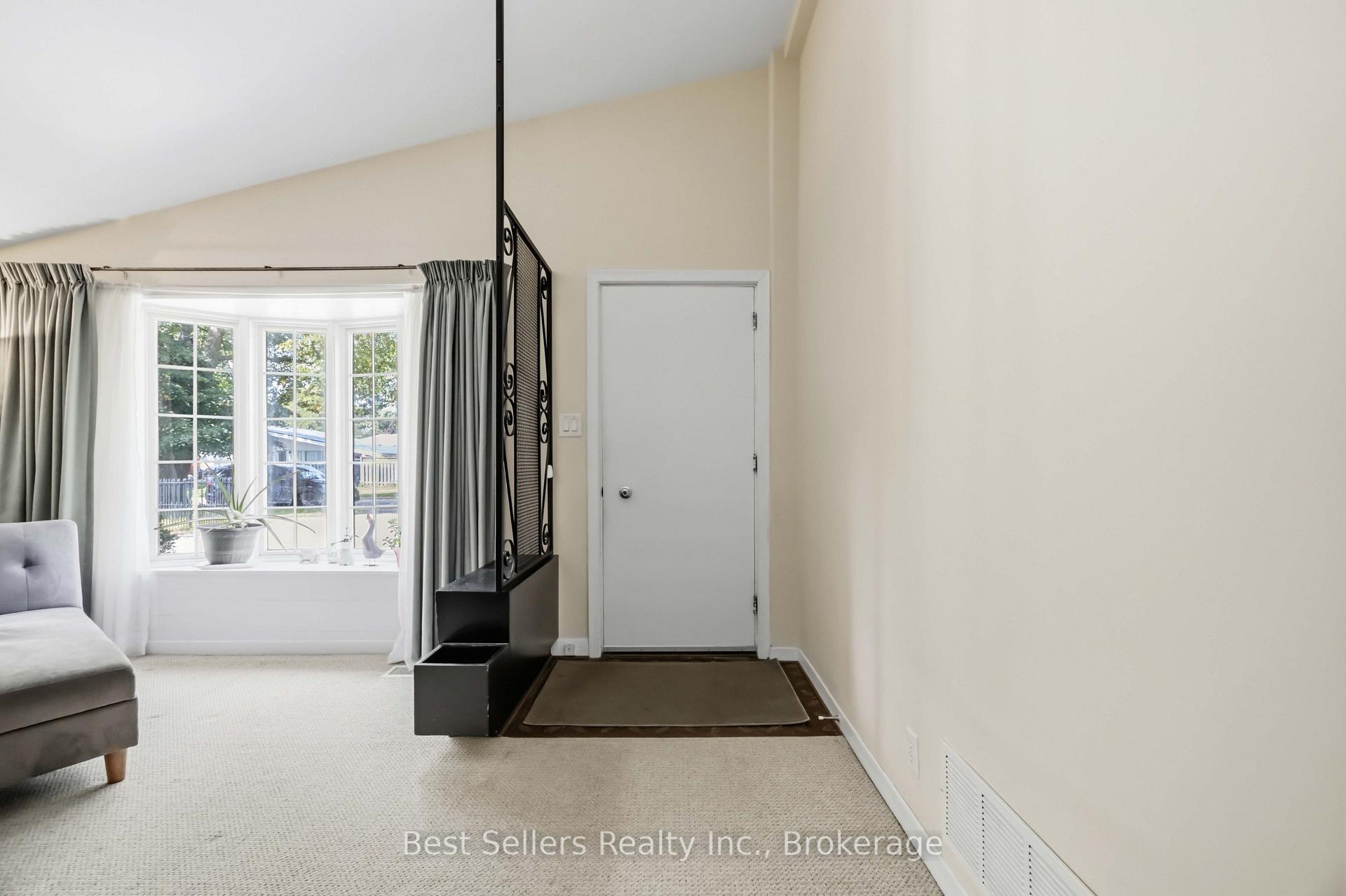 Photo 3 of 5 Benfrisco Crescent, Scarborough, Woburn — HOMEH