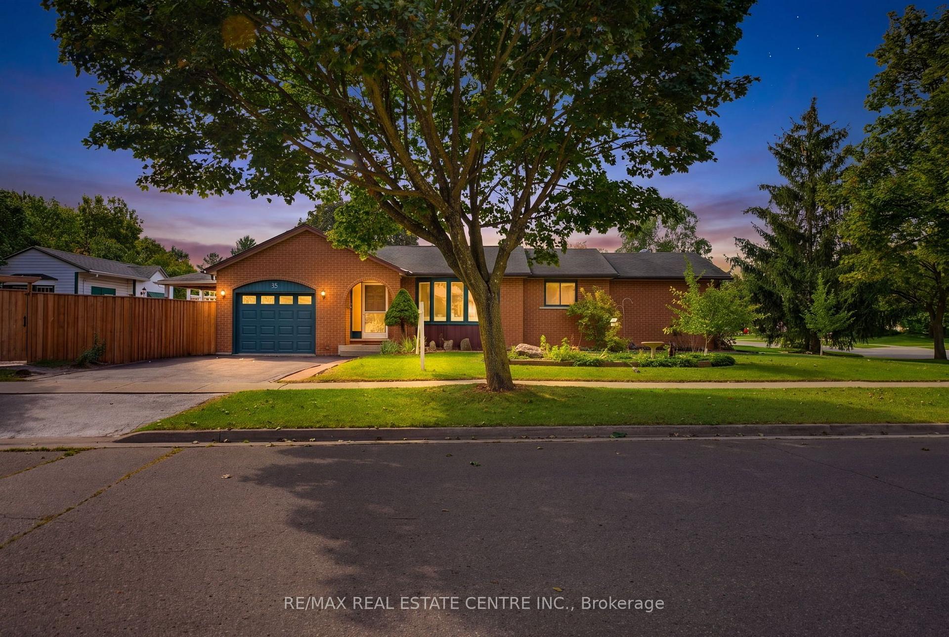 Photo 2 of 35 Windy Ridge Drive, Kitchener, Brigadoon — HOMEH