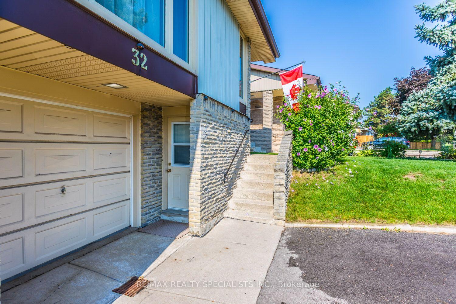 Photo 5 of 32 Falconer Drive, Mississauga, Streetsville — HOMEH