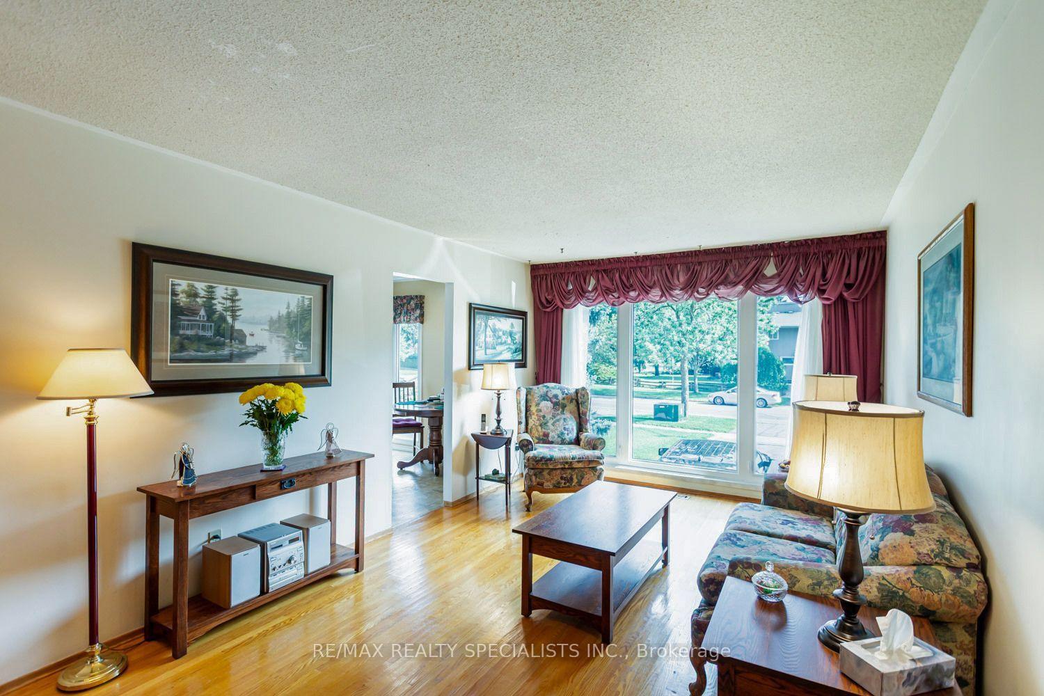 Photo 10 of 32 Falconer Drive, Mississauga, Streetsville — HOMEH