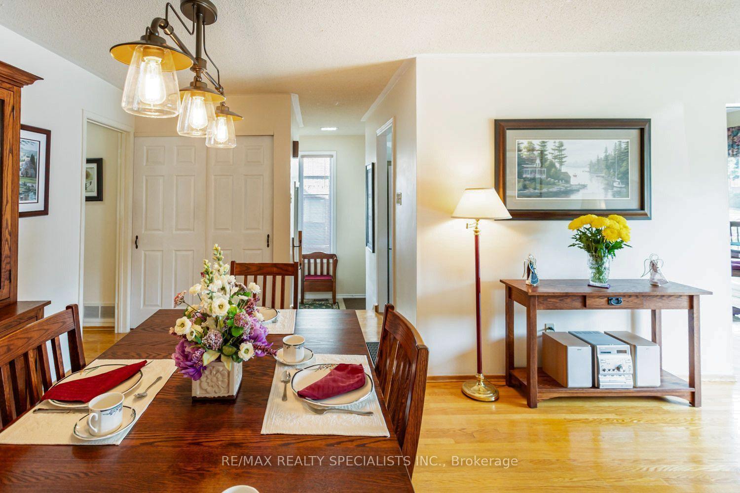 Photo 17 of 32 Falconer Drive, Mississauga, Streetsville — HOMEH