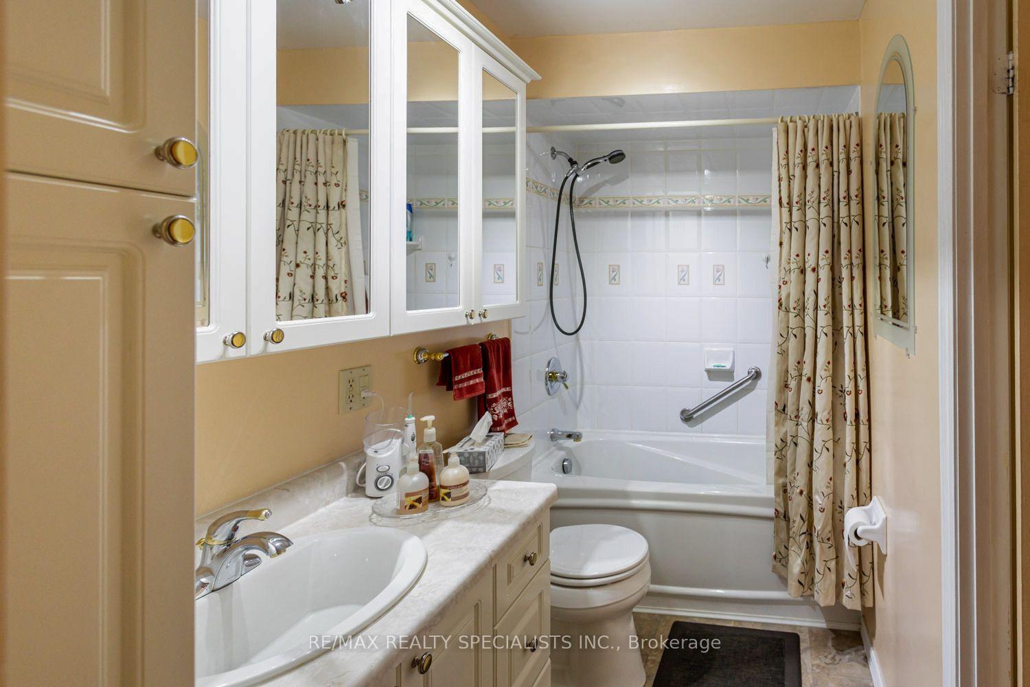 Photo 25 of 32 Falconer Drive, Mississauga, Streetsville — HOMEH