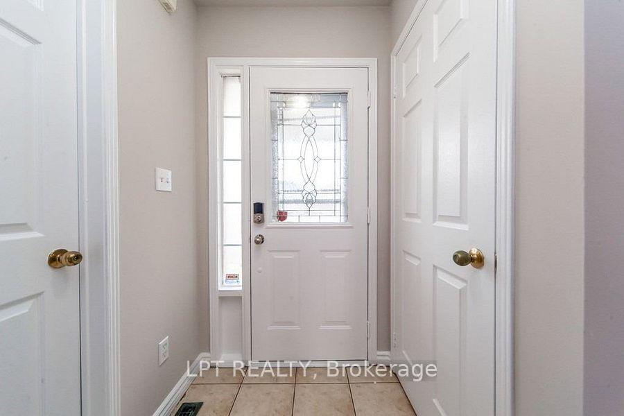 Photo 4 of 690 Brasswinds Trail, Oshawa, Pinecrest — HOMEH