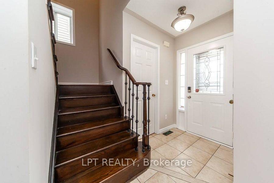 Photo 3 of 690 Brasswinds Trail, Oshawa, Pinecrest — HOMEH