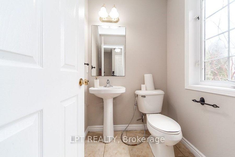 Photo 5 of 690 Brasswinds Trail, Oshawa, Pinecrest — HOMEH
