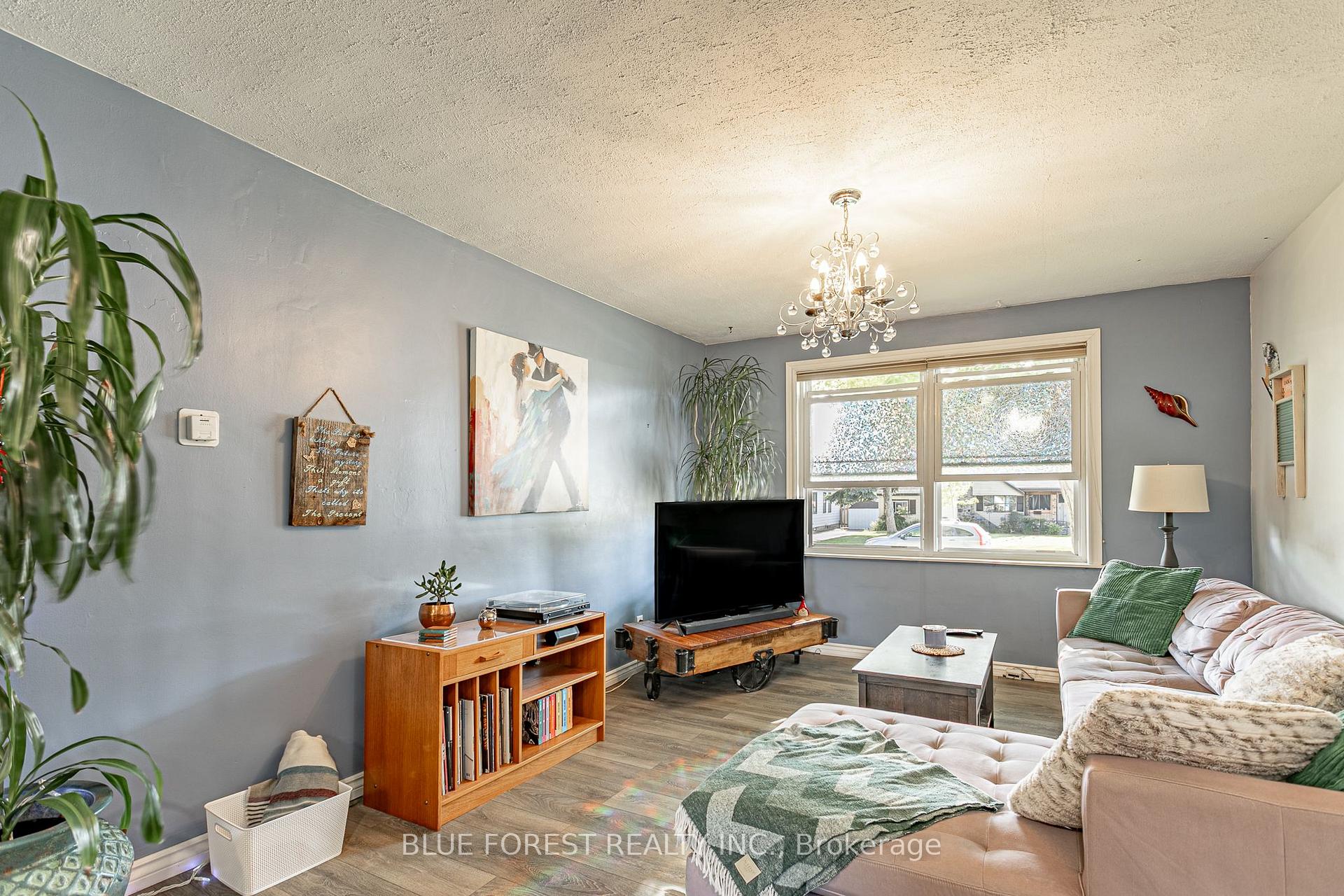 Photo 7 of 354 Calgary Street, London, East H — HOMEH