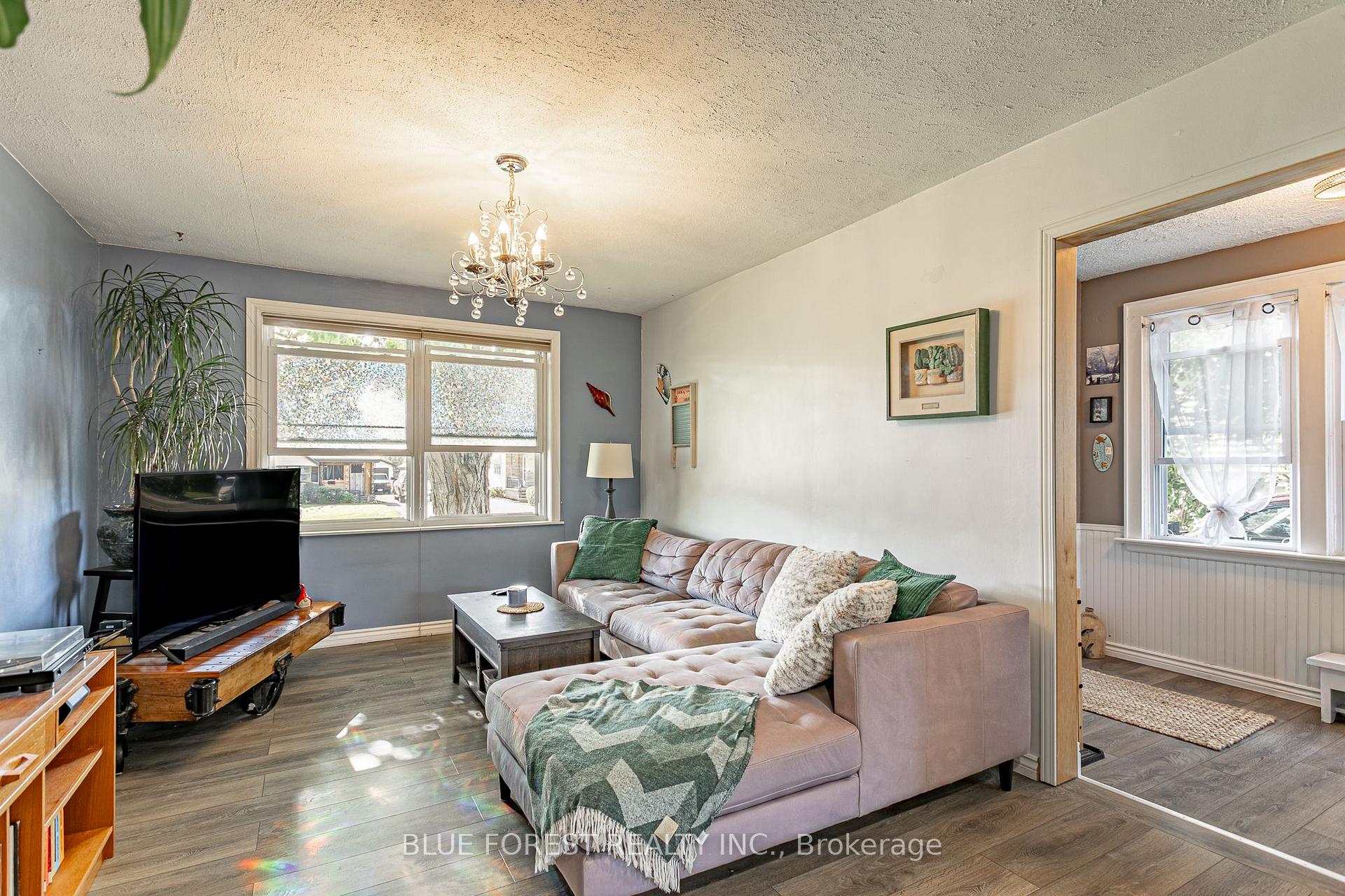 Photo 8 of 354 Calgary Street, London, East H — HOMEH