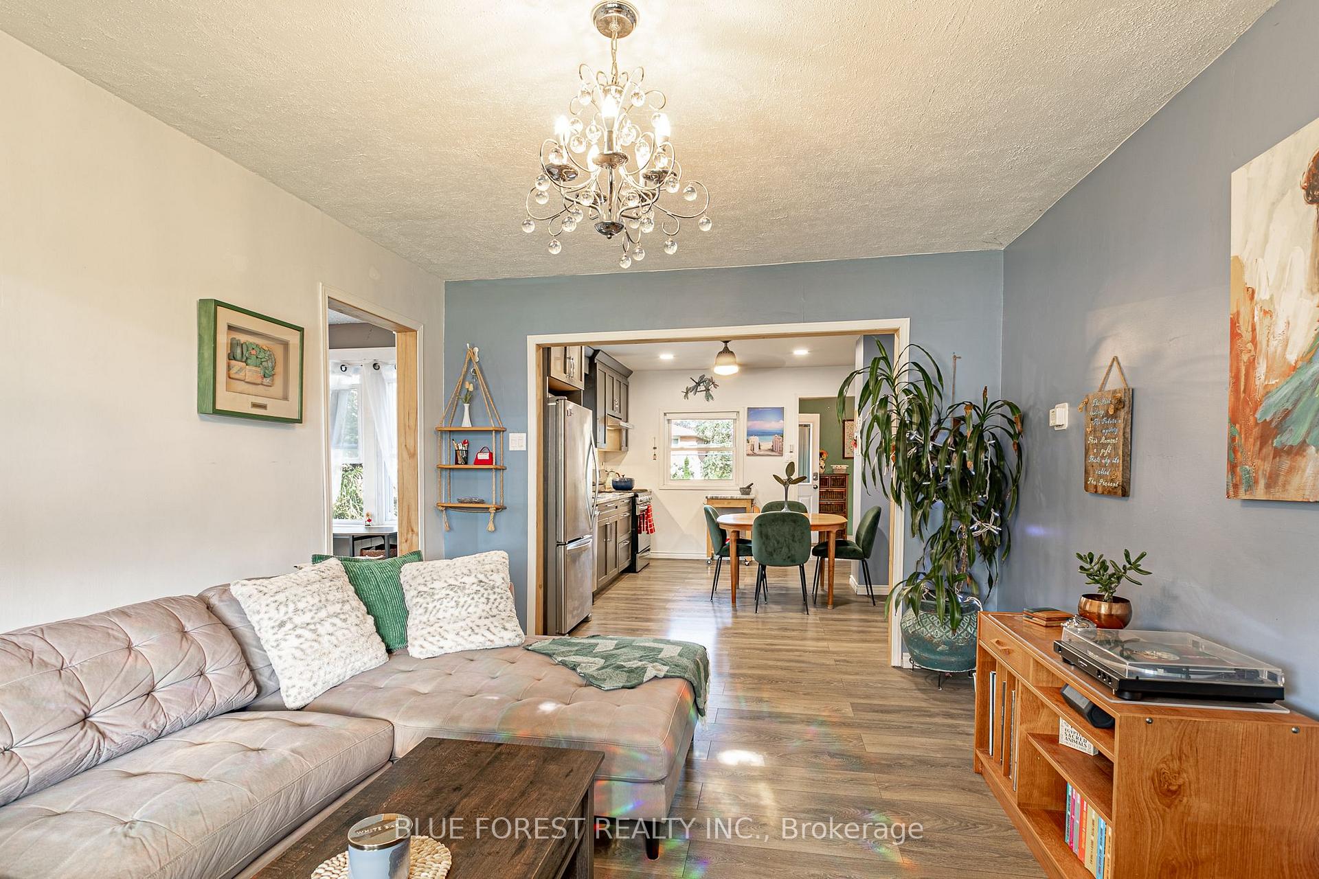 Photo 9 of 354 Calgary Street, London, East H — HOMEH