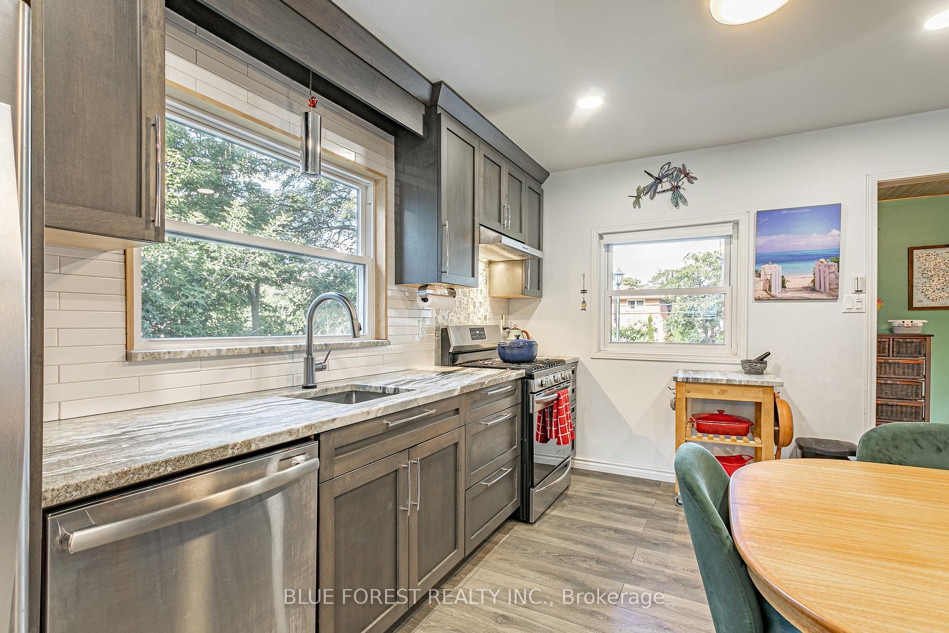 Photo 12 of 354 Calgary Street, London, East H — HOMEH