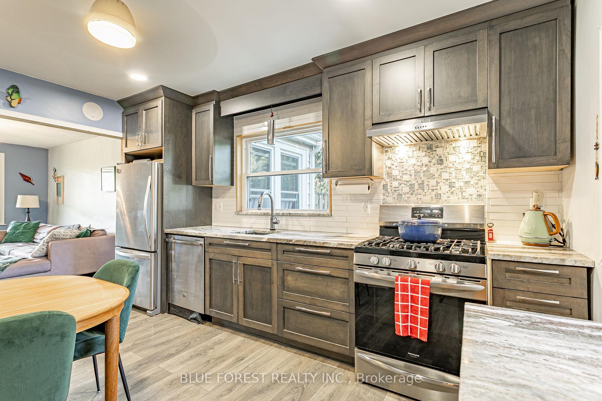 Photo 14 of 354 Calgary Street, London, East H — HOMEH