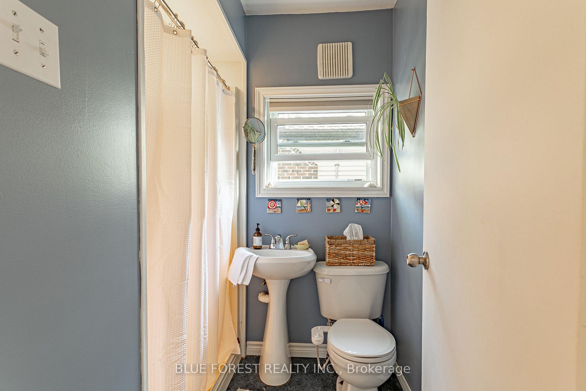 Photo 20 of 354 Calgary Street, London, East H — HOMEH
