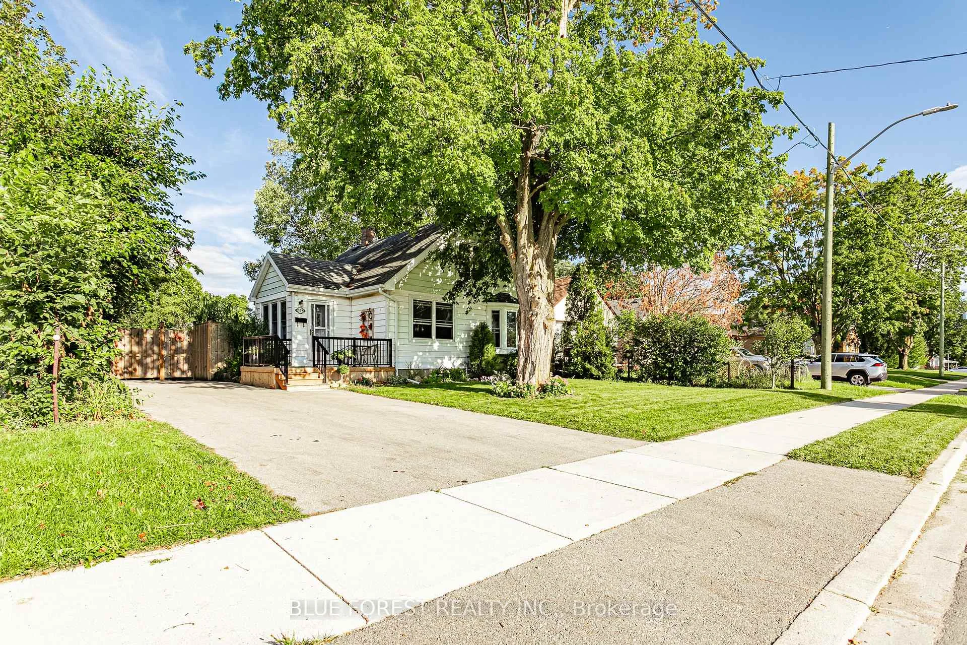 Photo 11 of 354 Calgary Street, London, East H — HOMEH