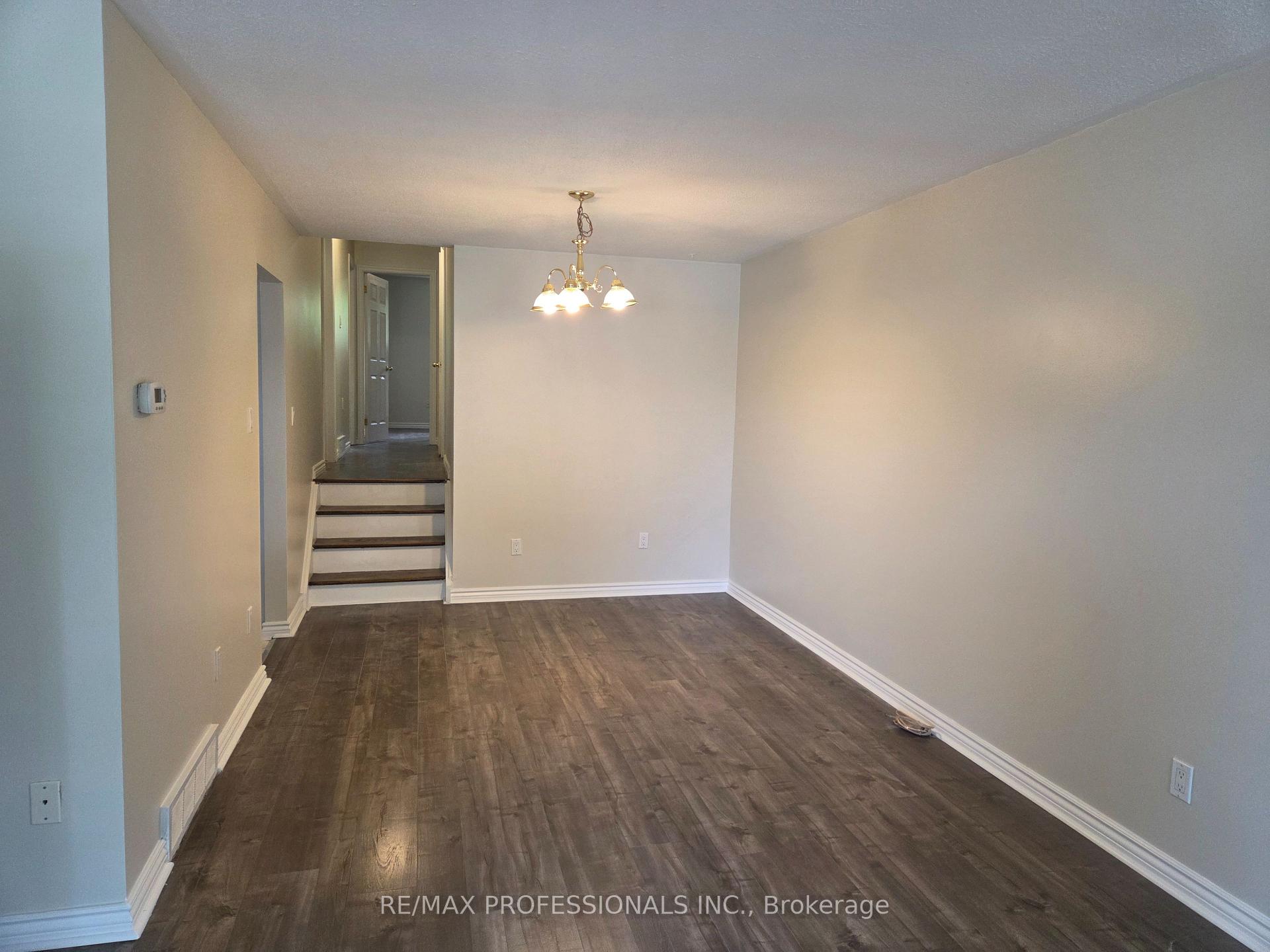 Photo 3 of Unit UPPER, 881 Lawrence Road, Hamilton, Glenview — HOMEH