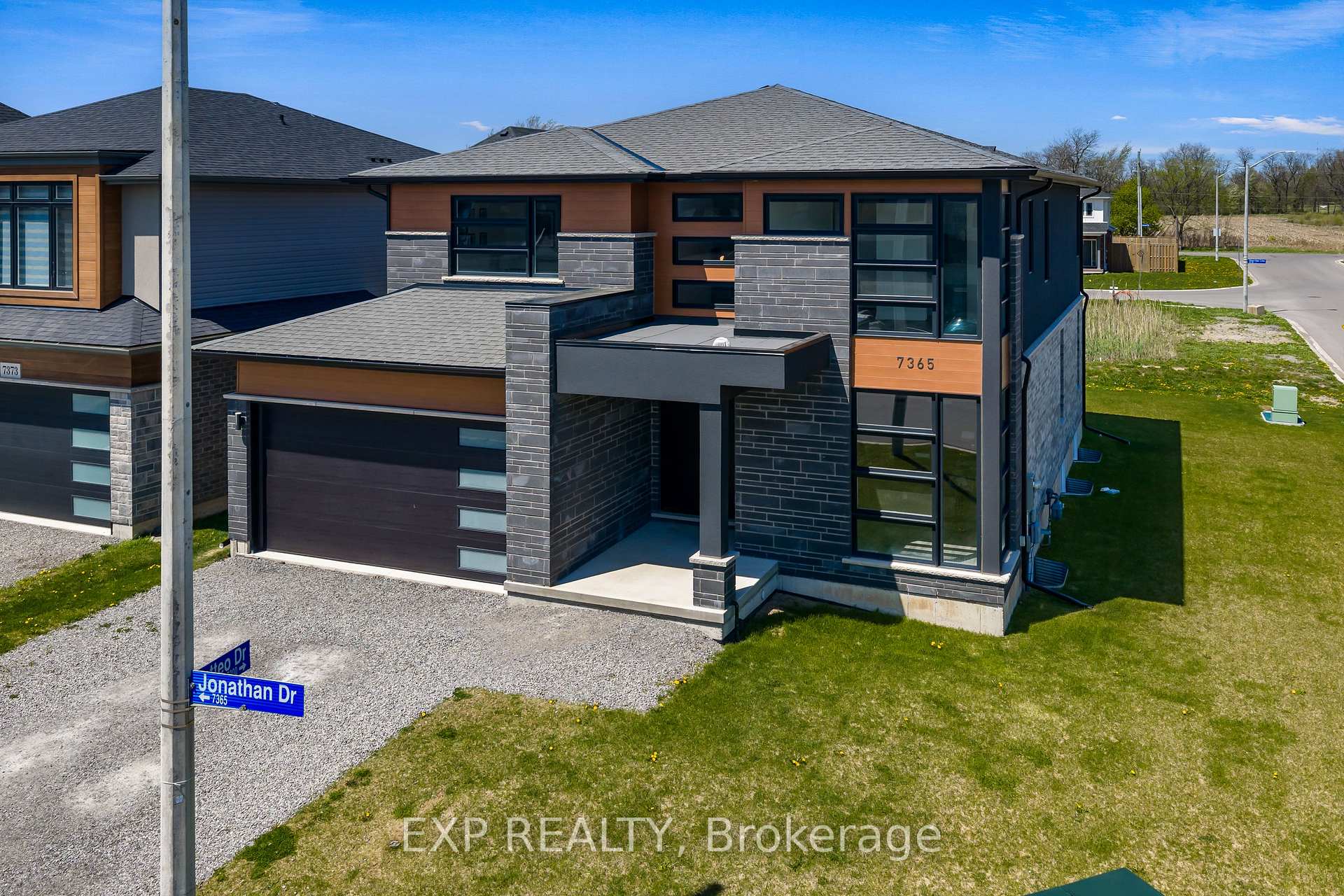 Photo 3 of 7365 Jonathan Drive, Niagara Falls, Brown — HOMEH