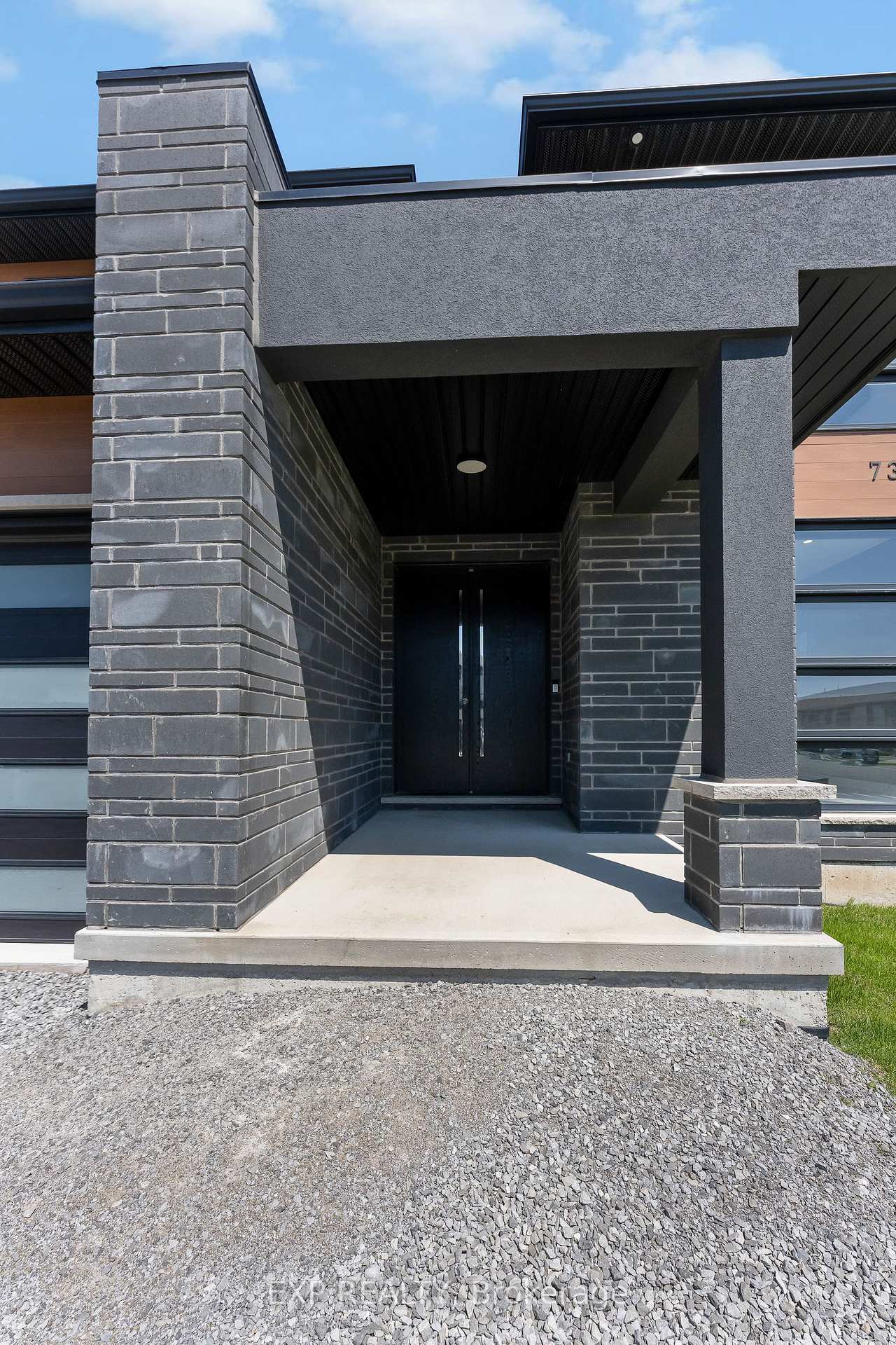 Photo 4 of 7365 Jonathan Drive, Niagara Falls, Brown — HOMEH