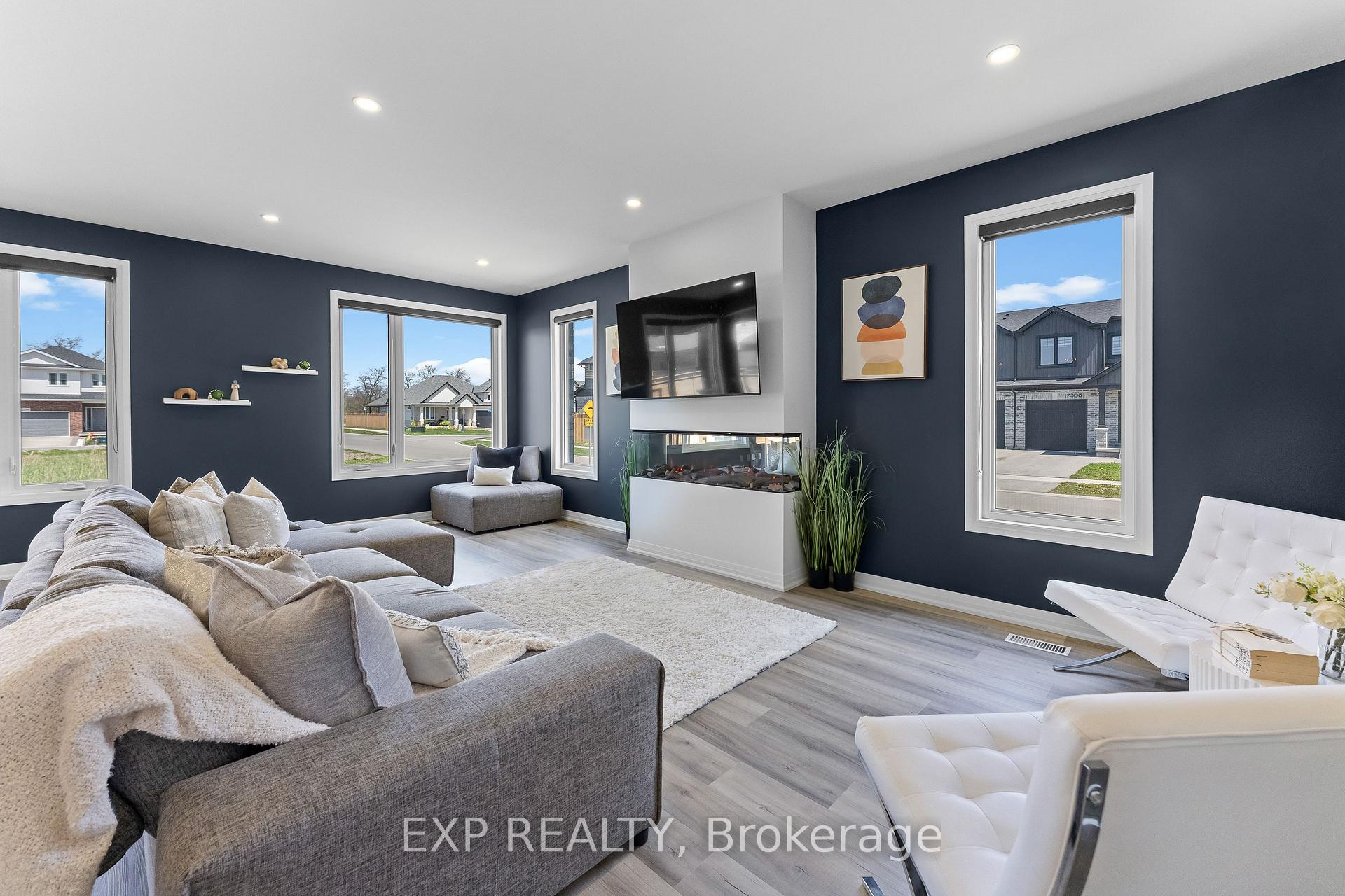 Photo 13 of 7365 Jonathan Drive, Niagara Falls, Brown — HOMEH