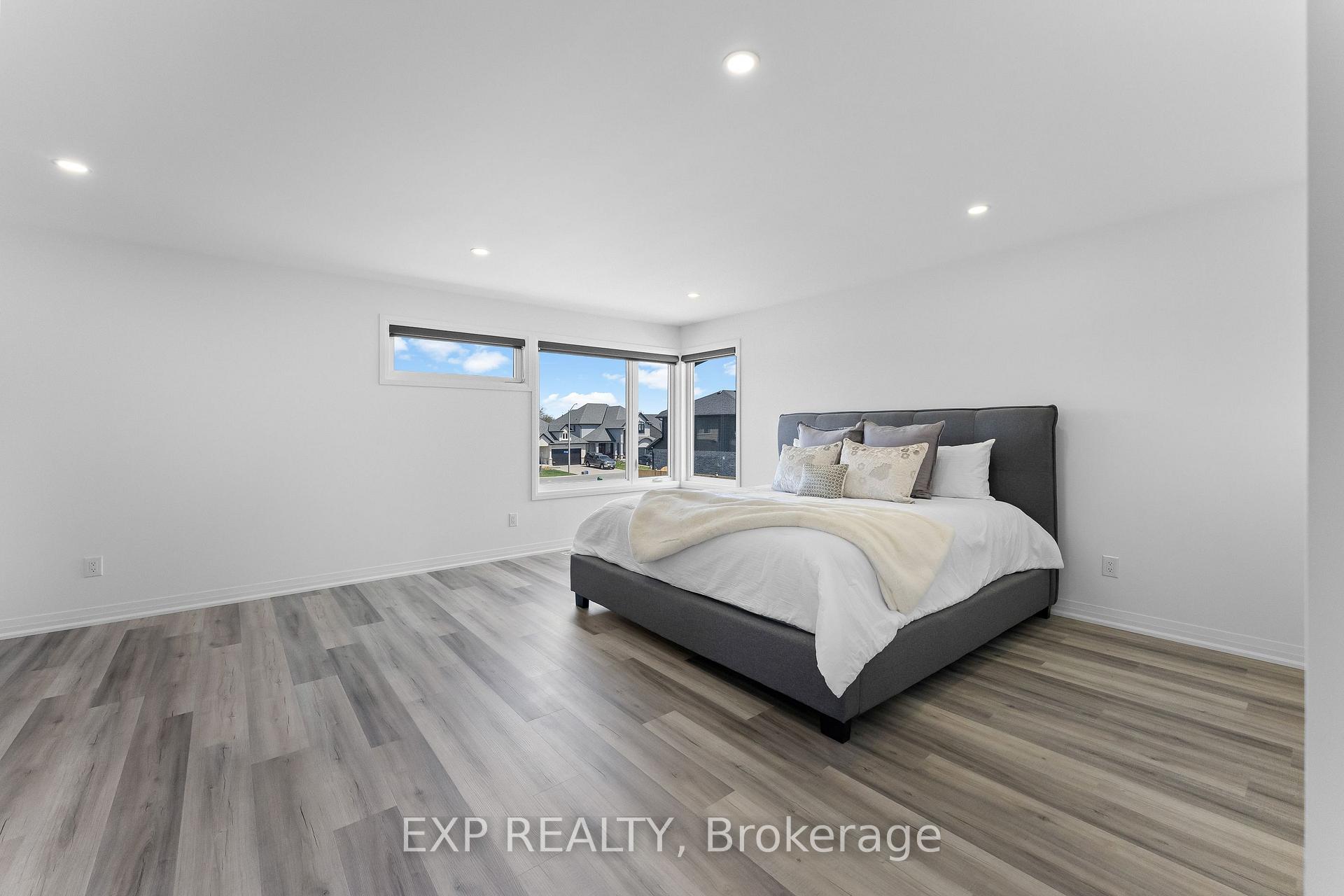 Photo 20 of 7365 Jonathan Drive, Niagara Falls, Brown — HOMEH