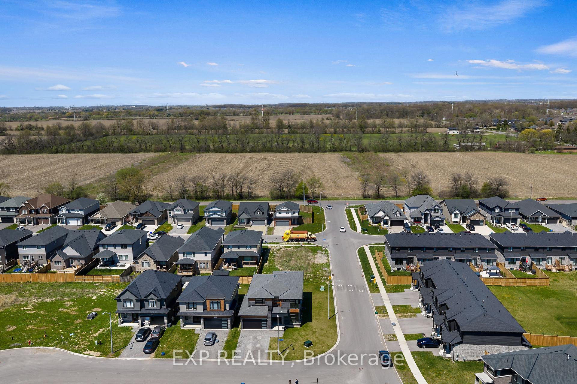 Photo 39 of 7365 Jonathan Drive, Niagara Falls, Brown — HOMEH