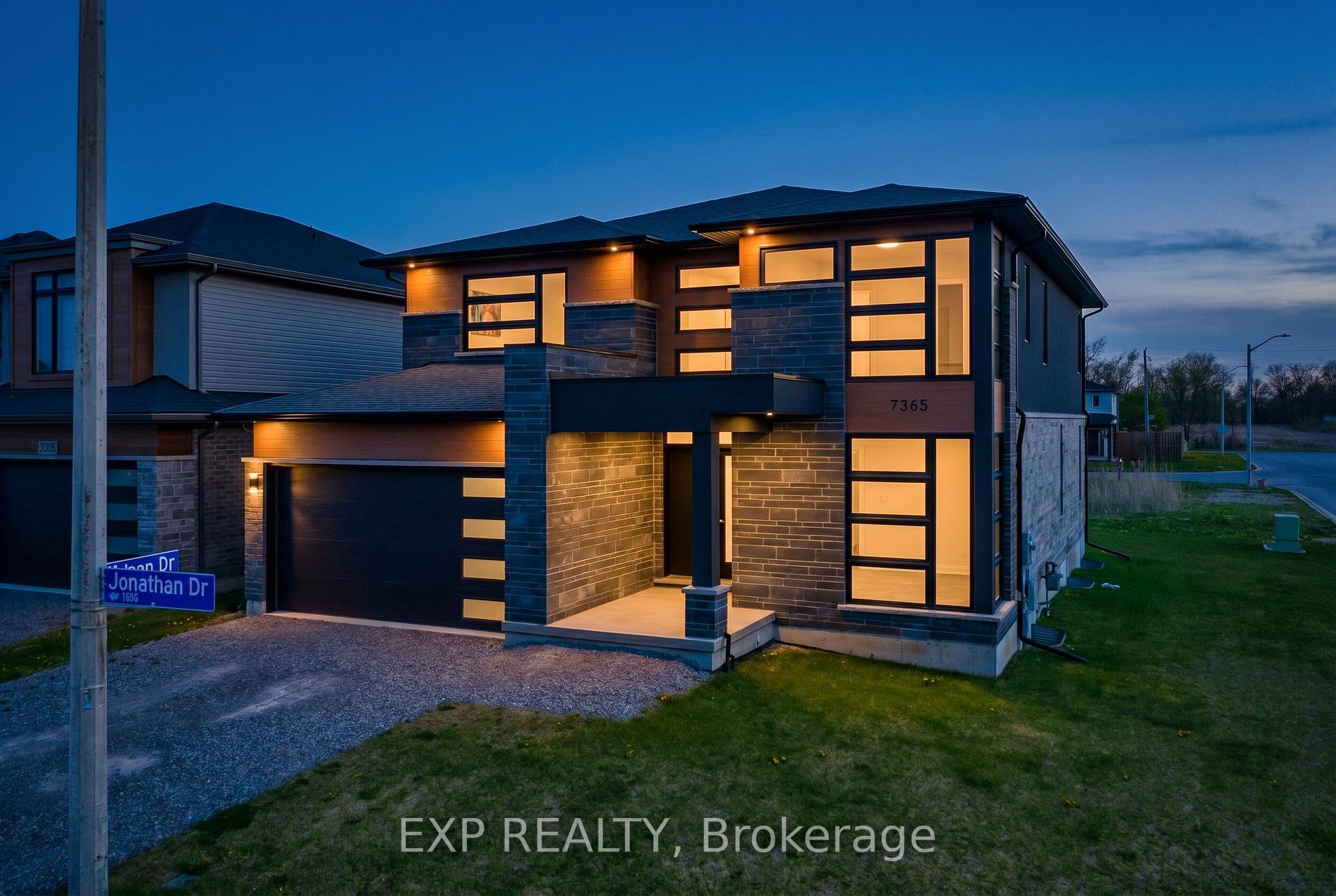 Photo 2 of 7365 Jonathan Drive, Niagara Falls, Brown — HOMEH