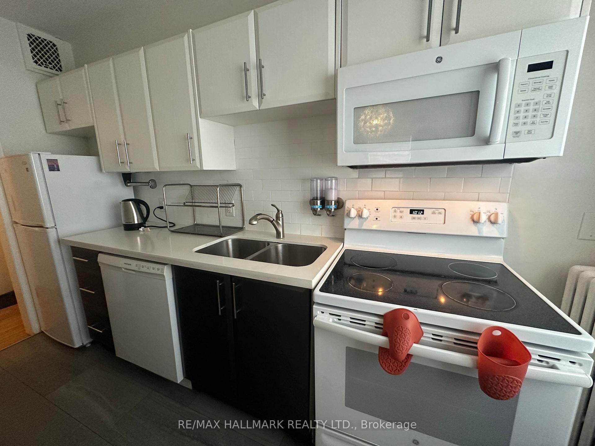 Photo 7 of Unit 9, 595 St Clair Avenue W, Toronto, Wychwood — HOMEH