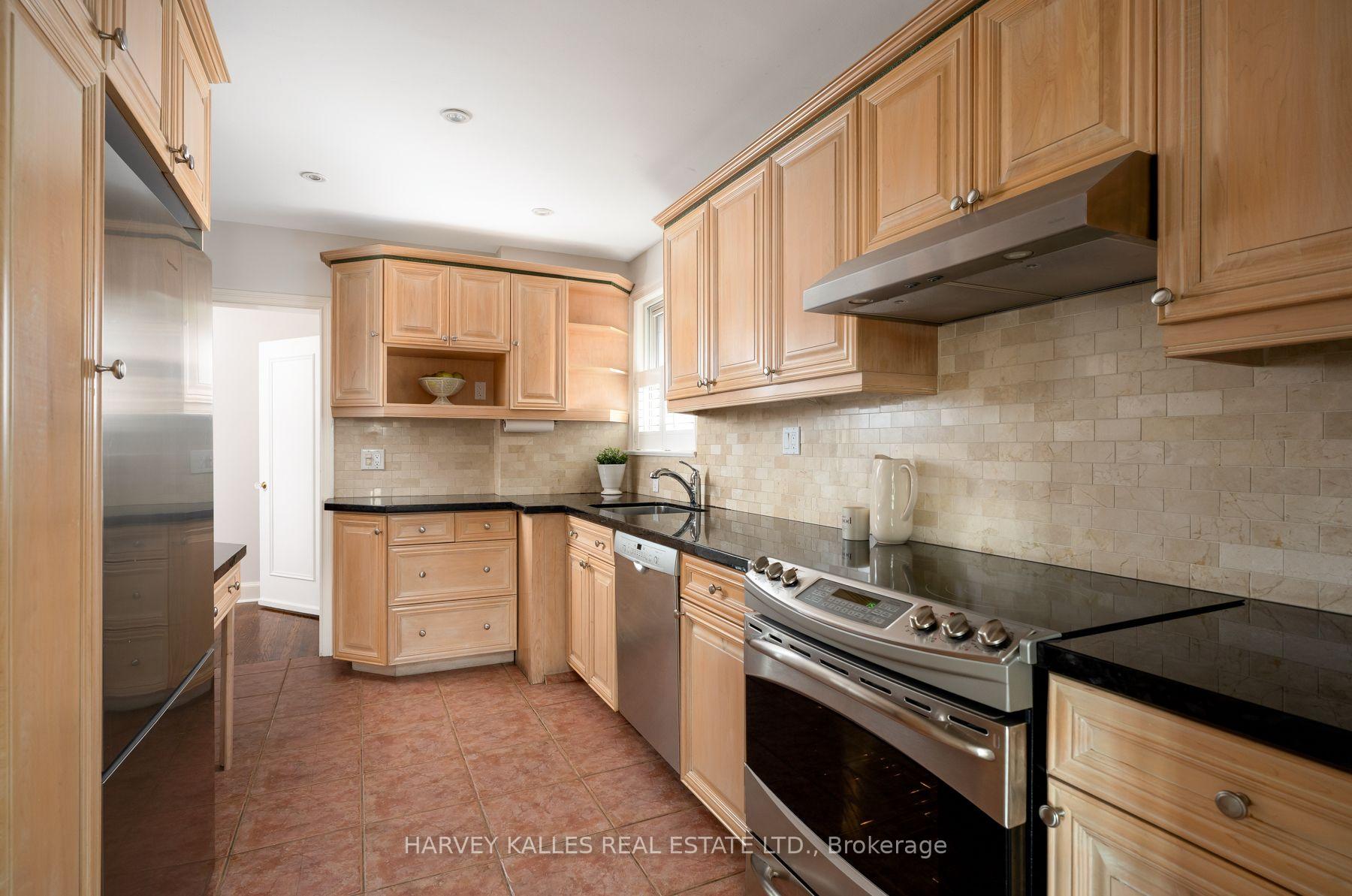 Photo 9 of 4 Athlone Drive, Etobicoke, Stonegate-Queensway — HOMEH