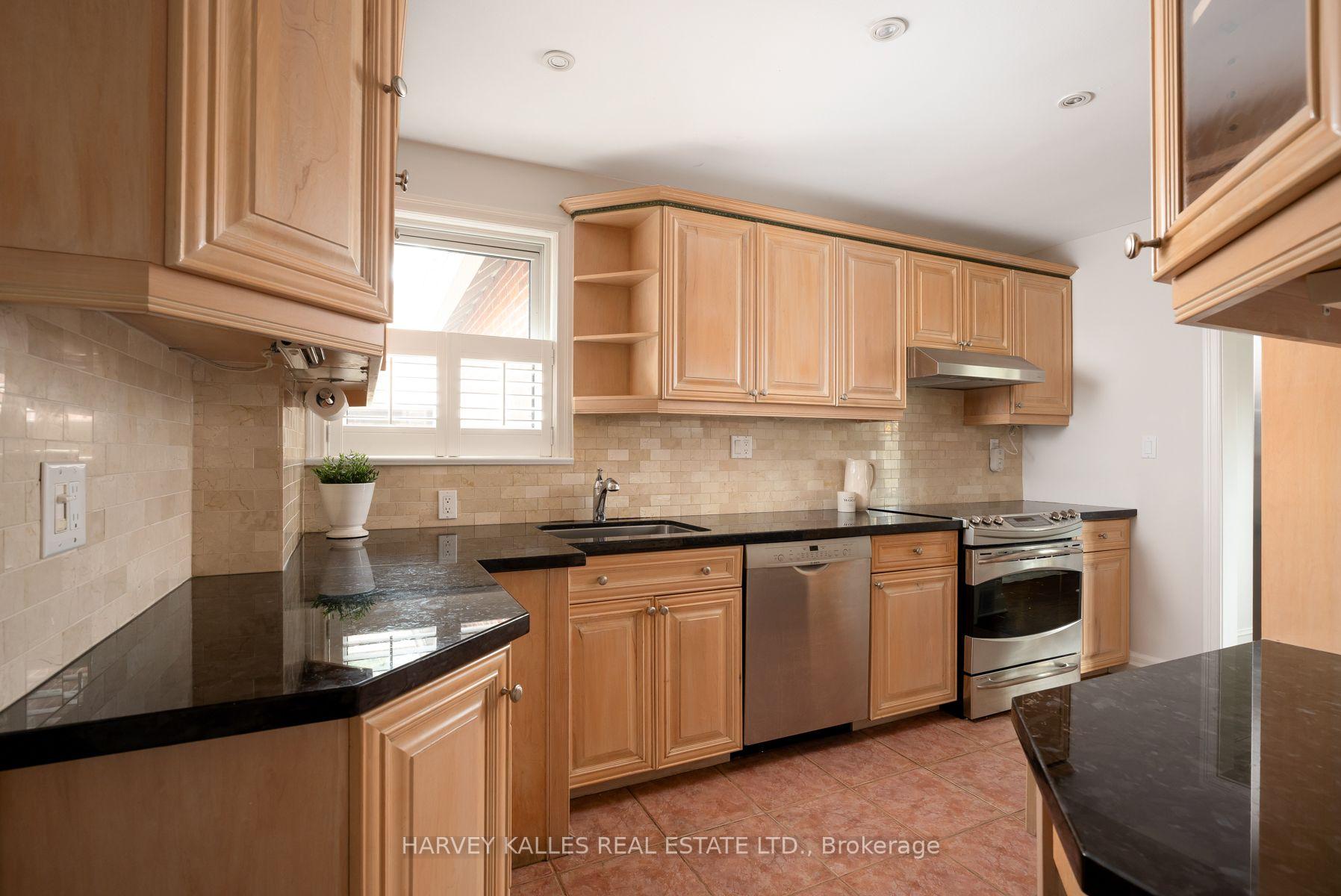 Photo 10 of 4 Athlone Drive, Etobicoke, Stonegate-Queensway — HOMEH
