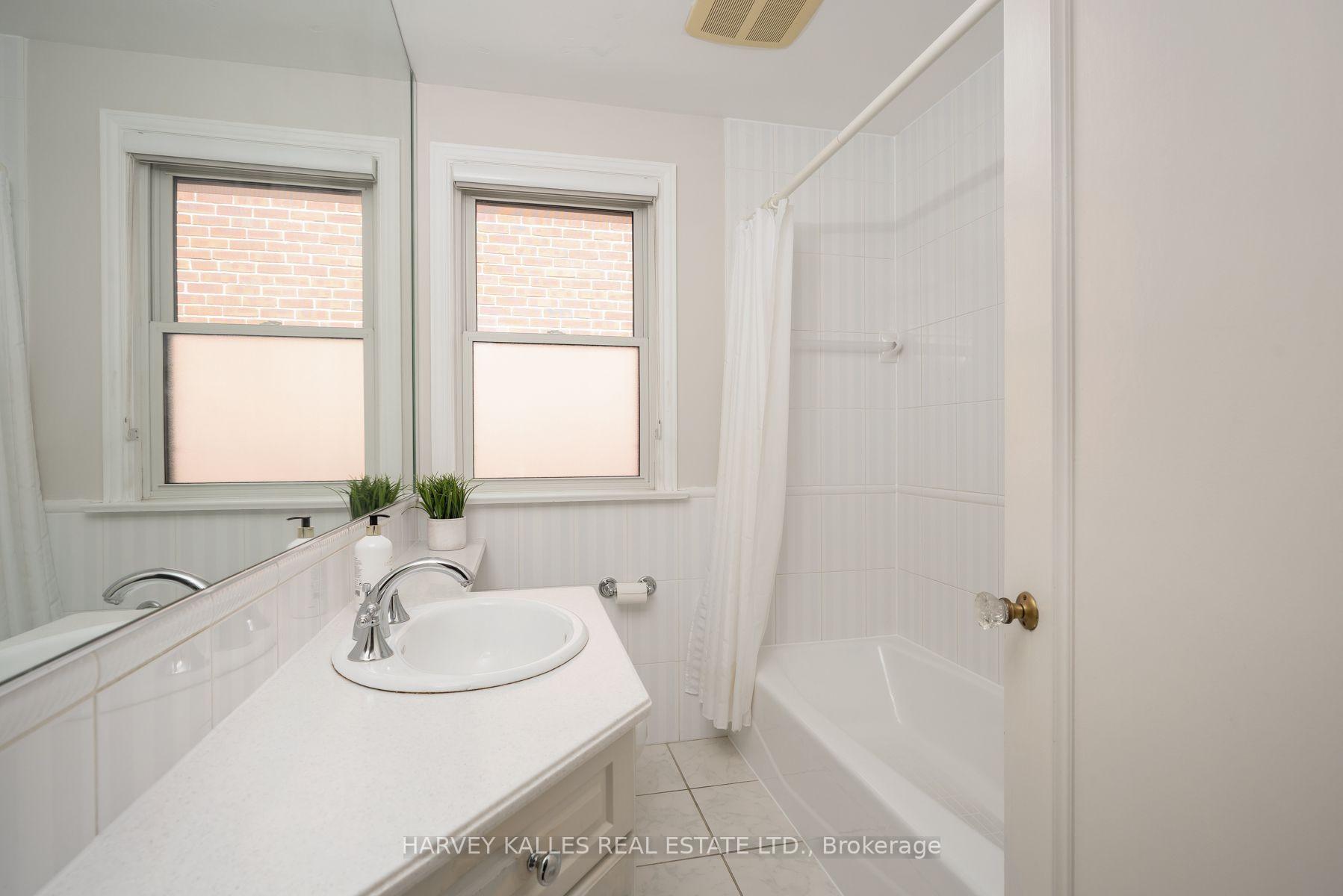 Photo 11 of 4 Athlone Drive, Etobicoke, Stonegate-Queensway — HOMEH