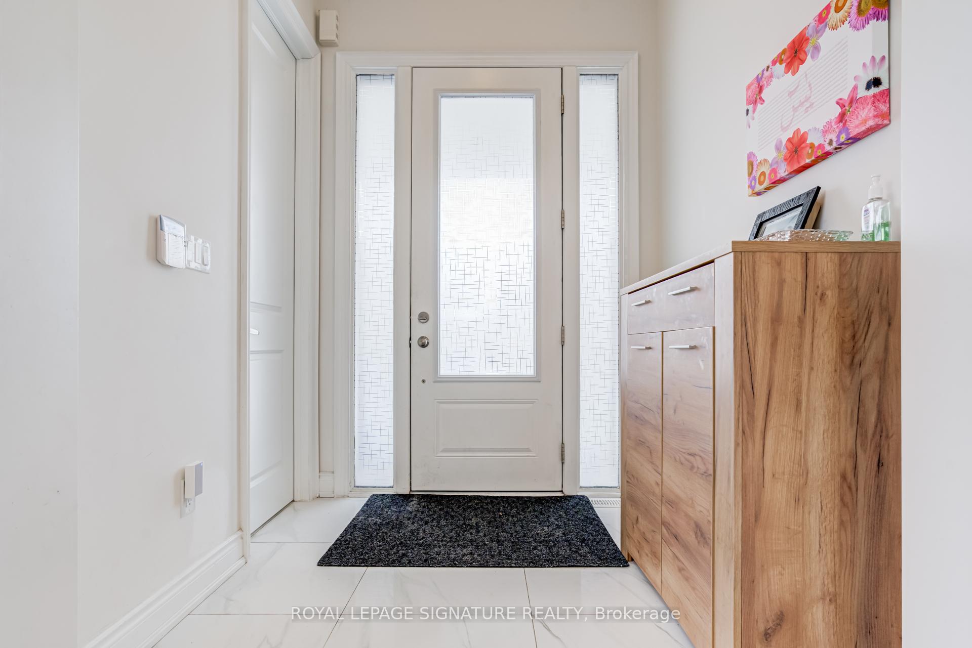 Photo 3 of 71 Maple Fields Circle, Aurora, Aurora Estates — HOMEH