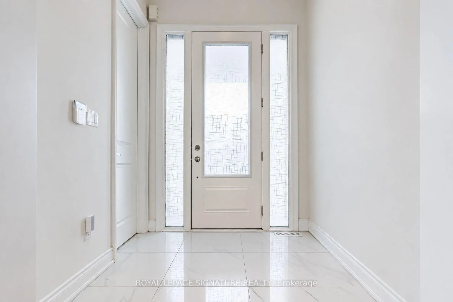 Photo 4 of 71 Maple Fields Circle, Aurora, Aurora Estates — HOMEH