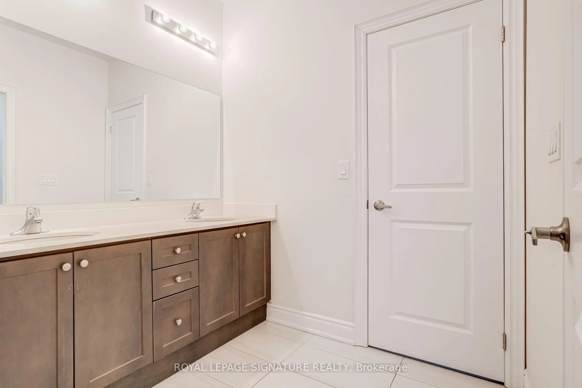 Photo 62 of 71 Maple Fields Circle, Aurora, Aurora Estates — HOMEH