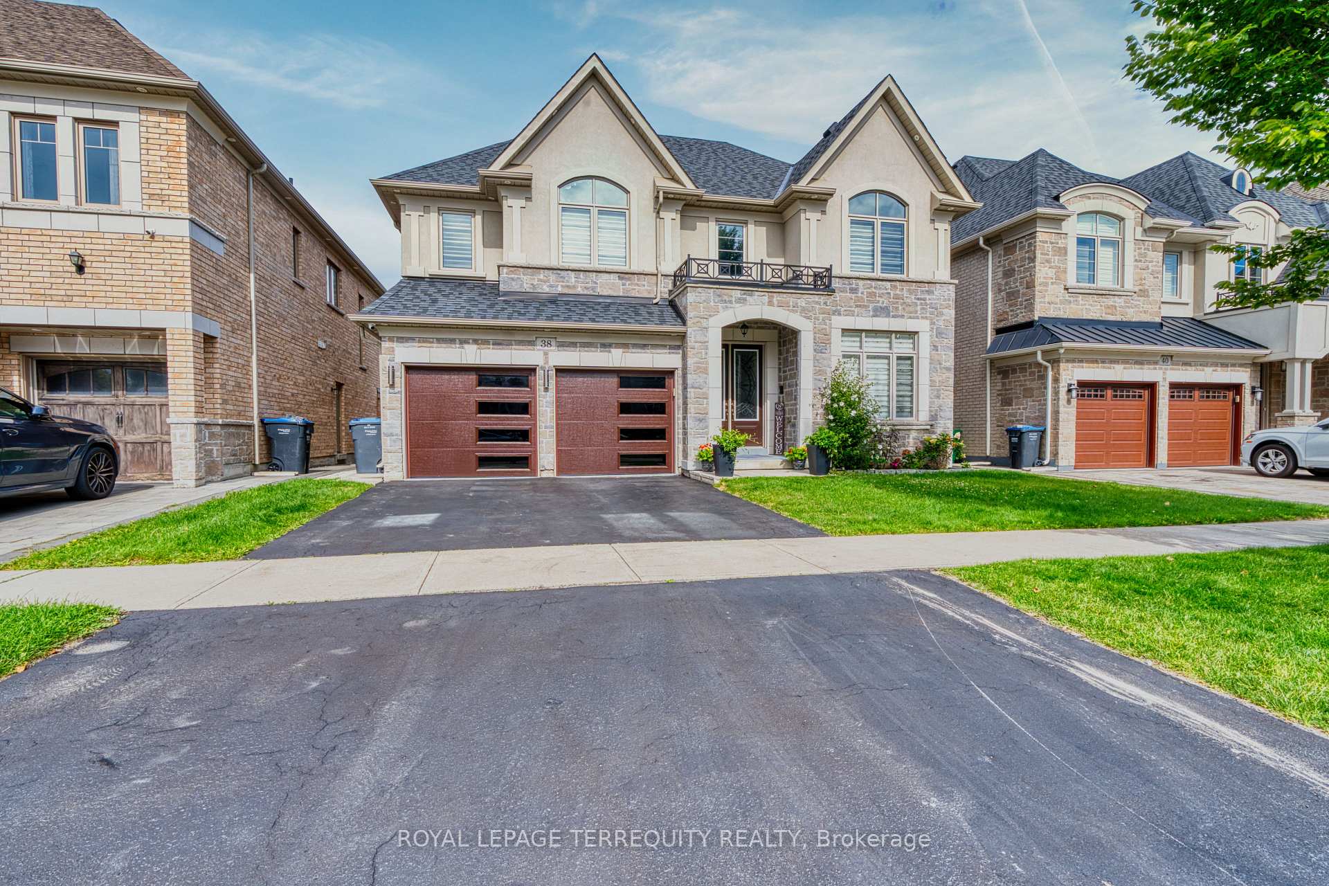 Photo 3 of 38 Rhapsody Crescent, Brampton, Vales of Castlemore — HOMEH