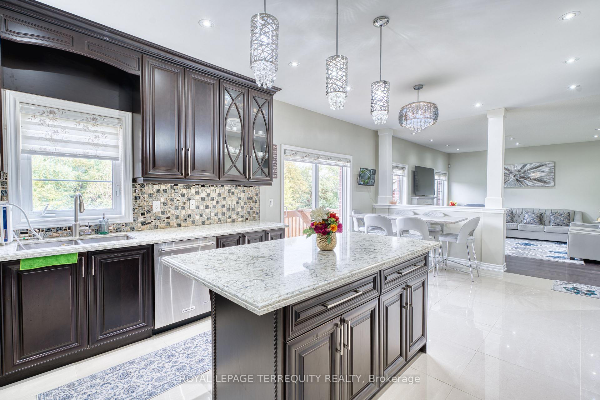 Photo 10 of 38 Rhapsody Crescent, Brampton, Vales of Castlemore — HOMEH