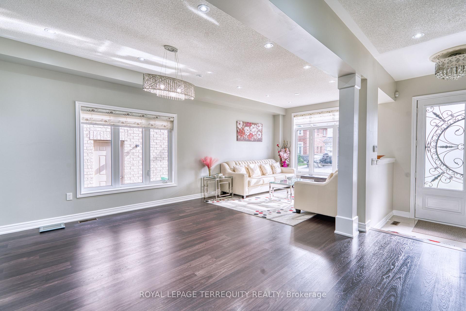 Photo 15 of 38 Rhapsody Crescent, Brampton, Vales of Castlemore — HOMEH