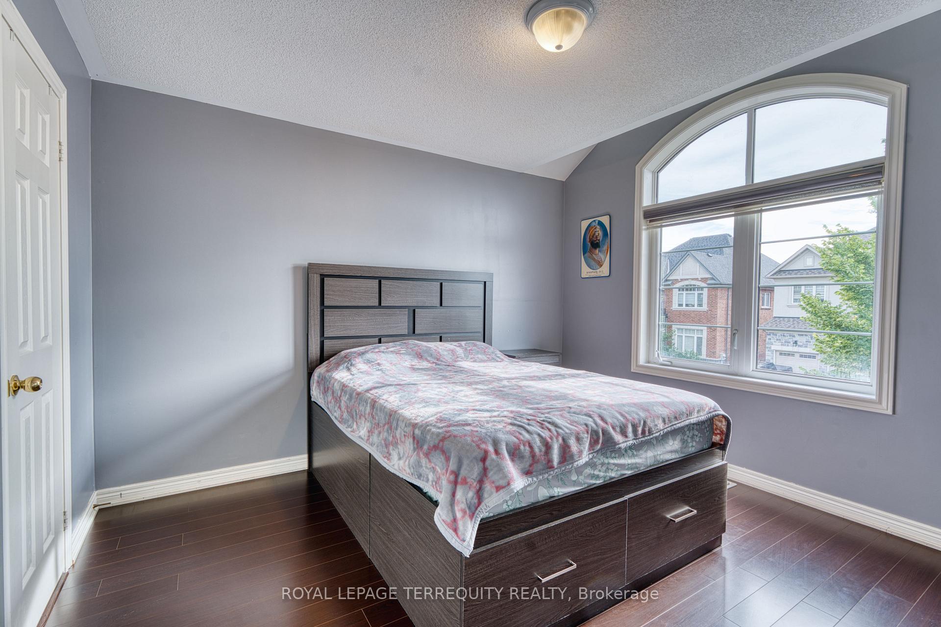 Photo 17 of 38 Rhapsody Crescent, Brampton, Vales of Castlemore — HOMEH
