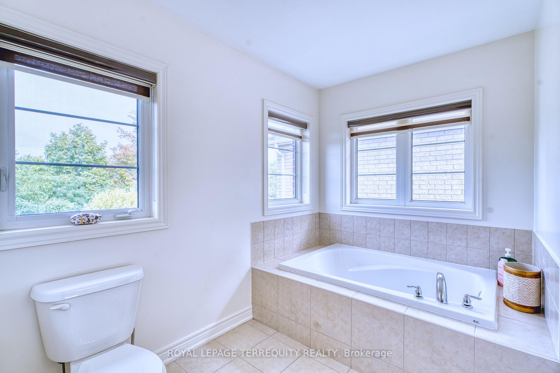 Photo 23 of 38 Rhapsody Crescent, Brampton, Vales of Castlemore — HOMEH