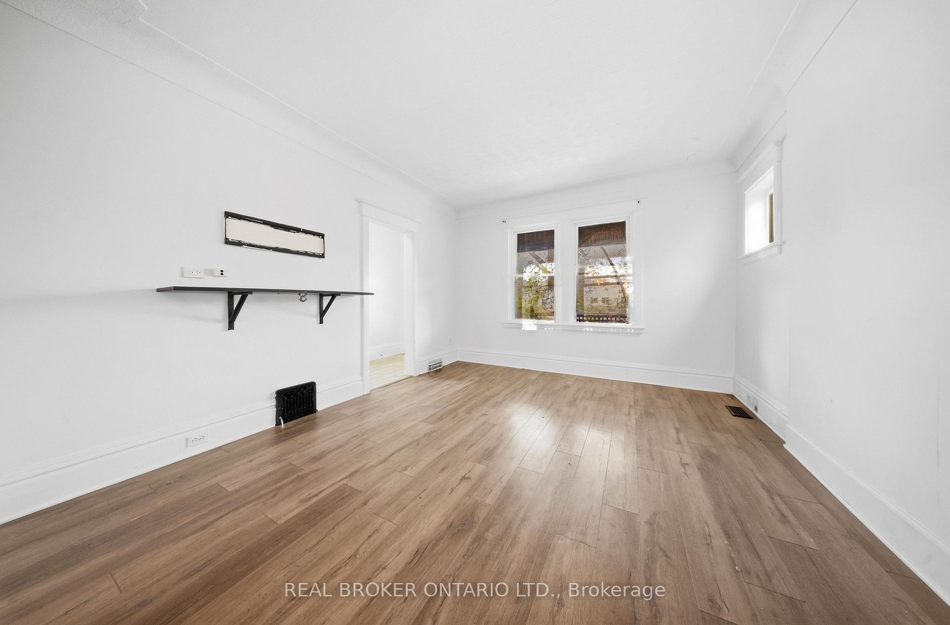 Photo 5 of 1082 Cannon Street E, Hamilton, Crown Point — HOMEH