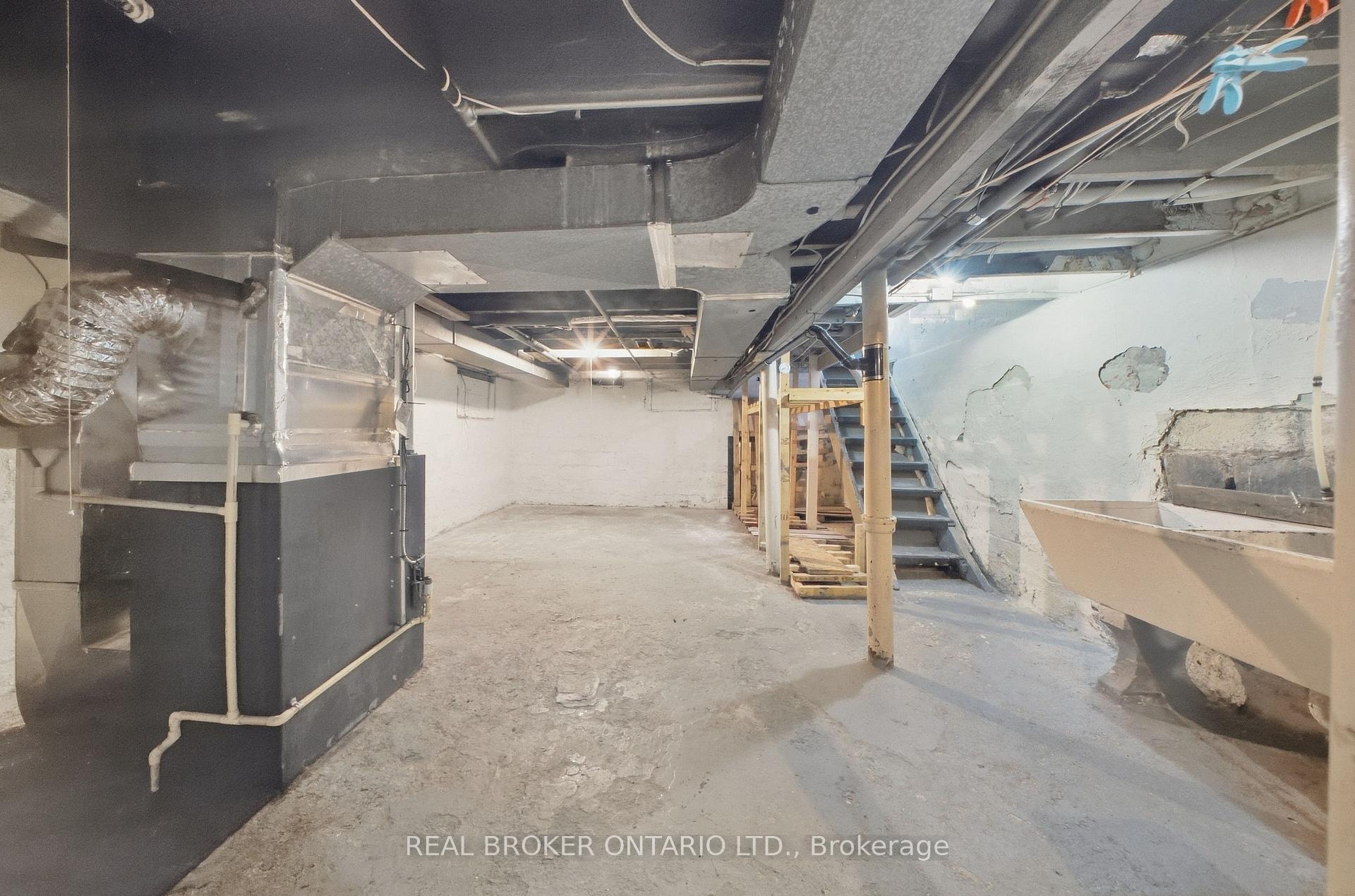 Photo 19 of 1082 Cannon Street E, Hamilton, Crown Point — HOMEH