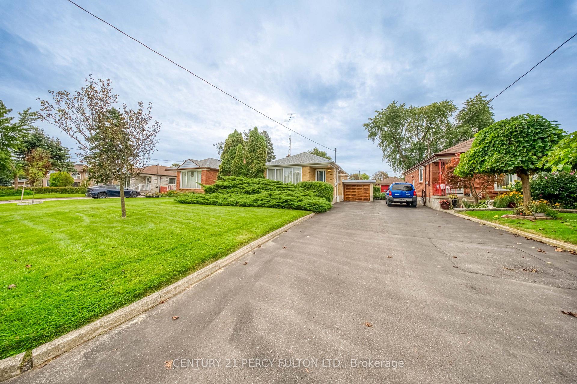 Photo 3 of 13 Graylee Avenue, Scarborough, Eglinton East — HOMEH