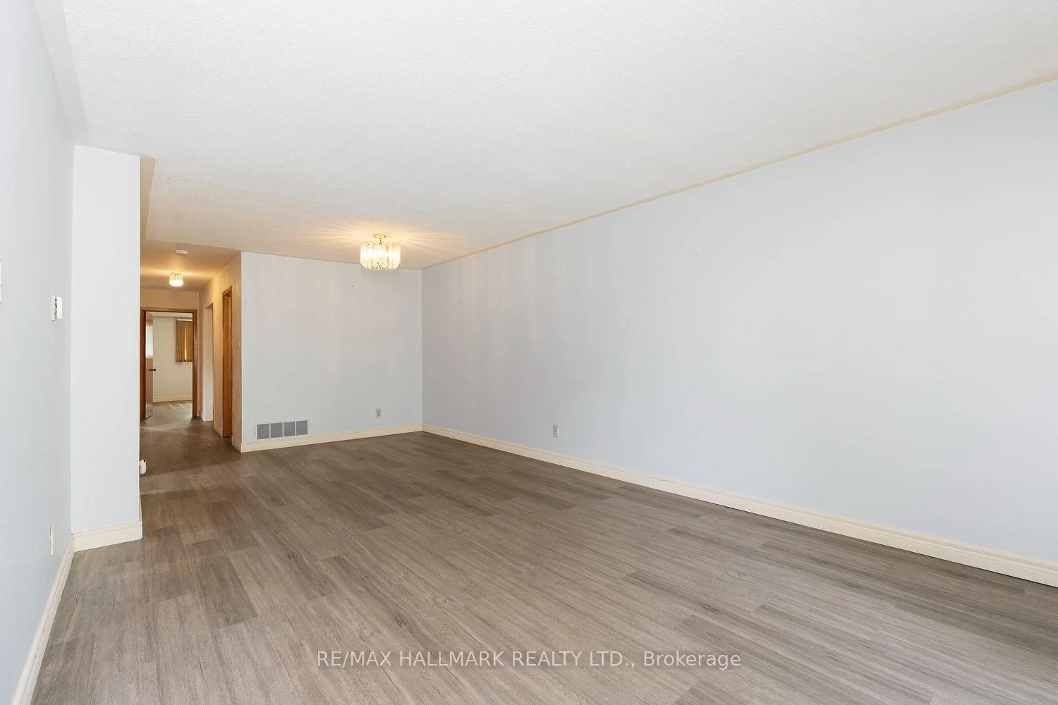 Photo 4 of 3 Pindar Crescent, North York, Pleasant View — HOMEH
