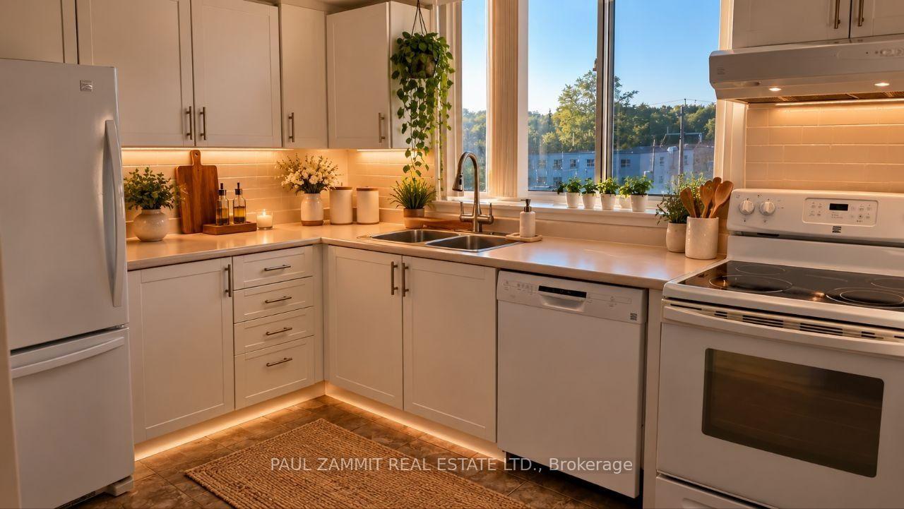 Photo 10 of Unit 804, 270 Davis Drive, Newmarket, Central Newmarket — HOMEH