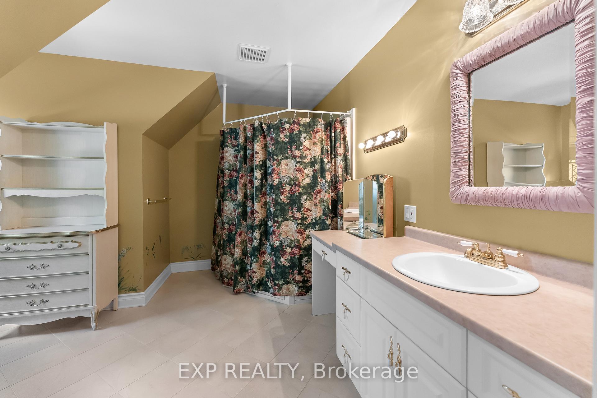 Photo 25 of 1110 Centre Street, Pelham, Fenwick — HOMEH