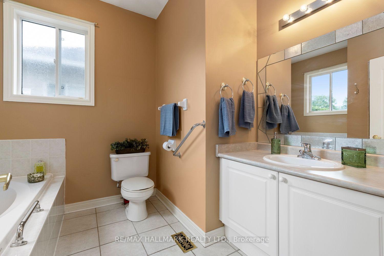 Photo 8 of 43 Kimberly Drive, Whitby, Brooklin — HOMEH