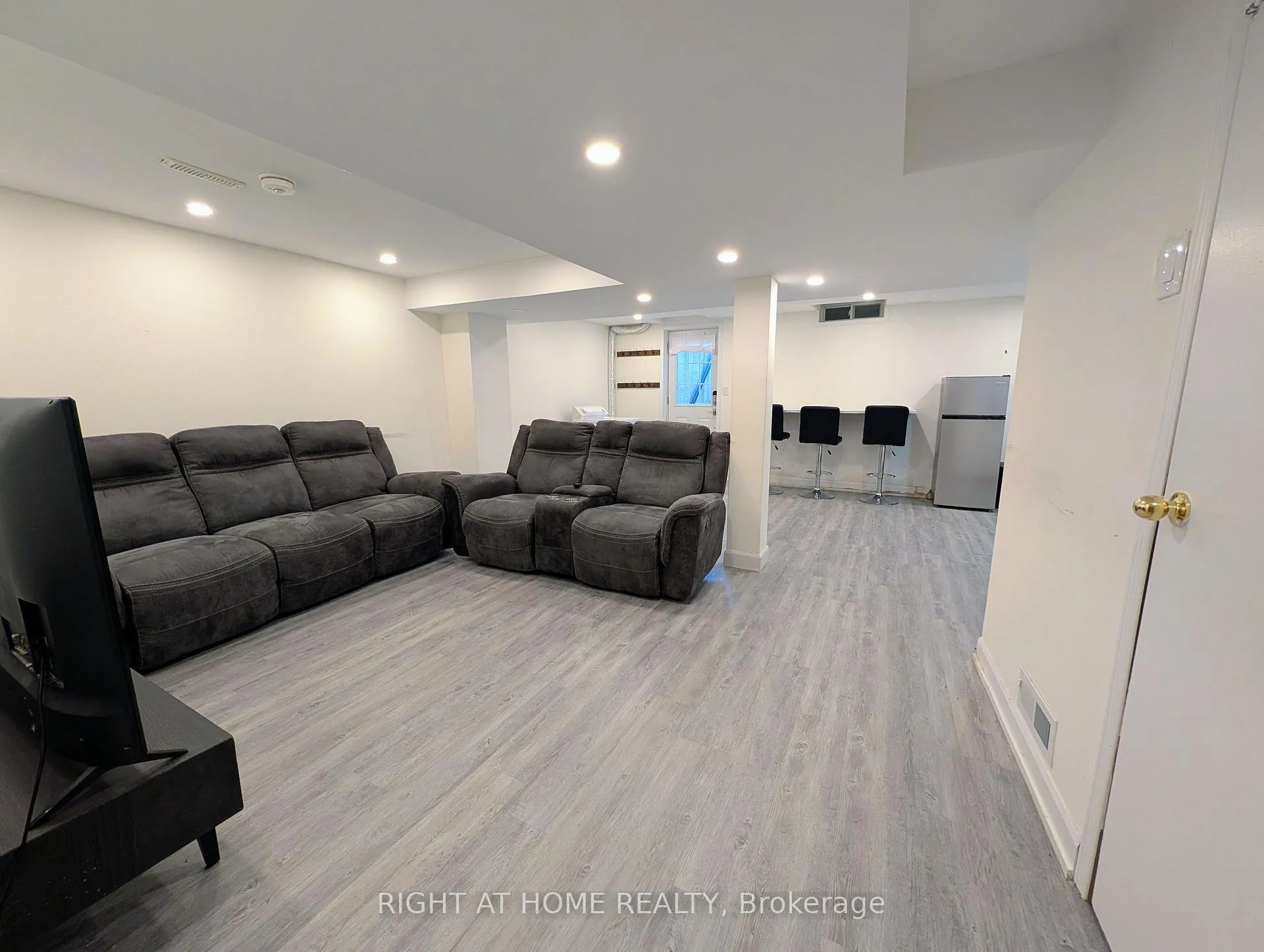 Photo 4 of 46 Keys Drive, Ajax, Central — HOMEH