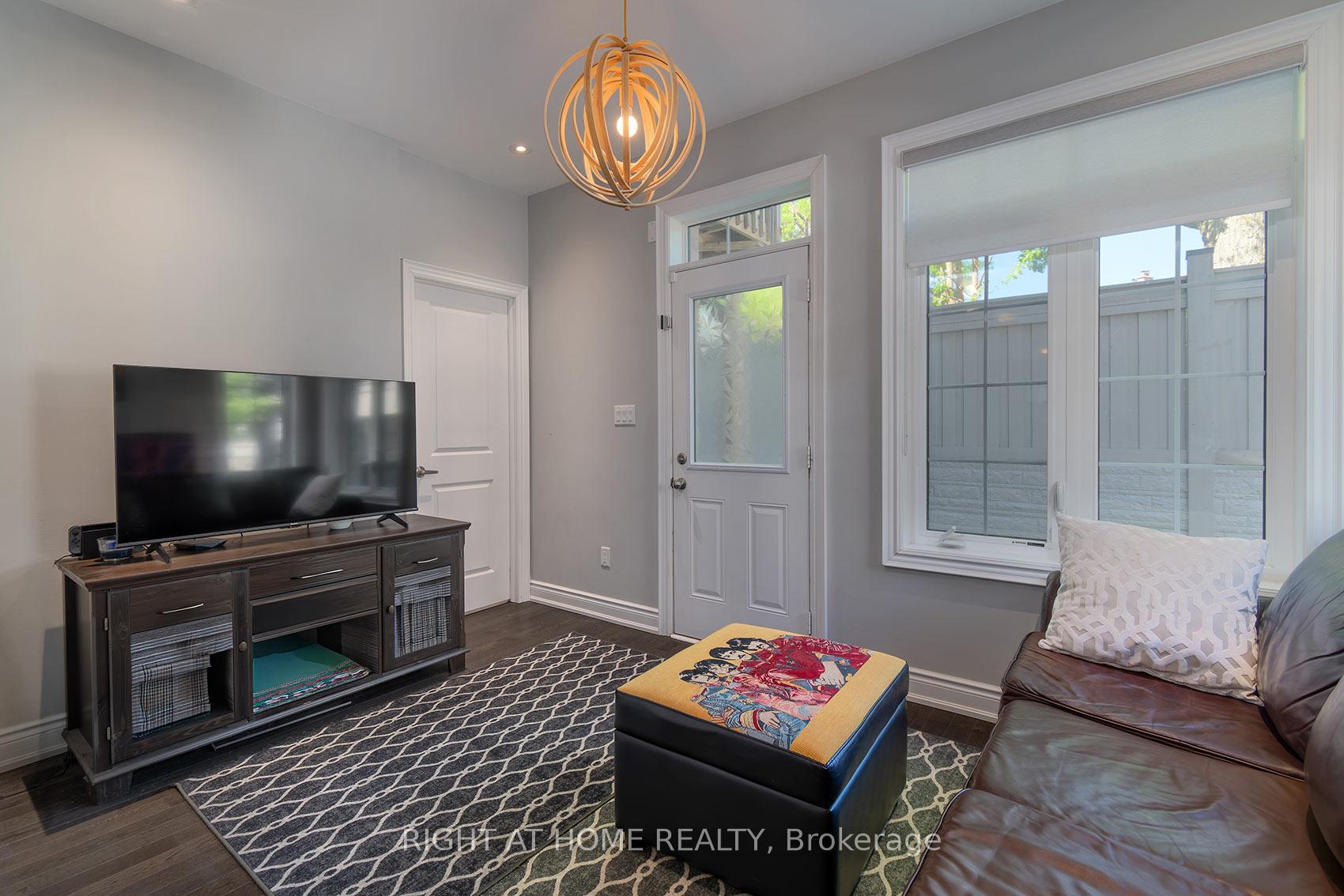 Photo 10 of 2 Queen Mary Court, Vaughan, East Woodbridge — HOMEH