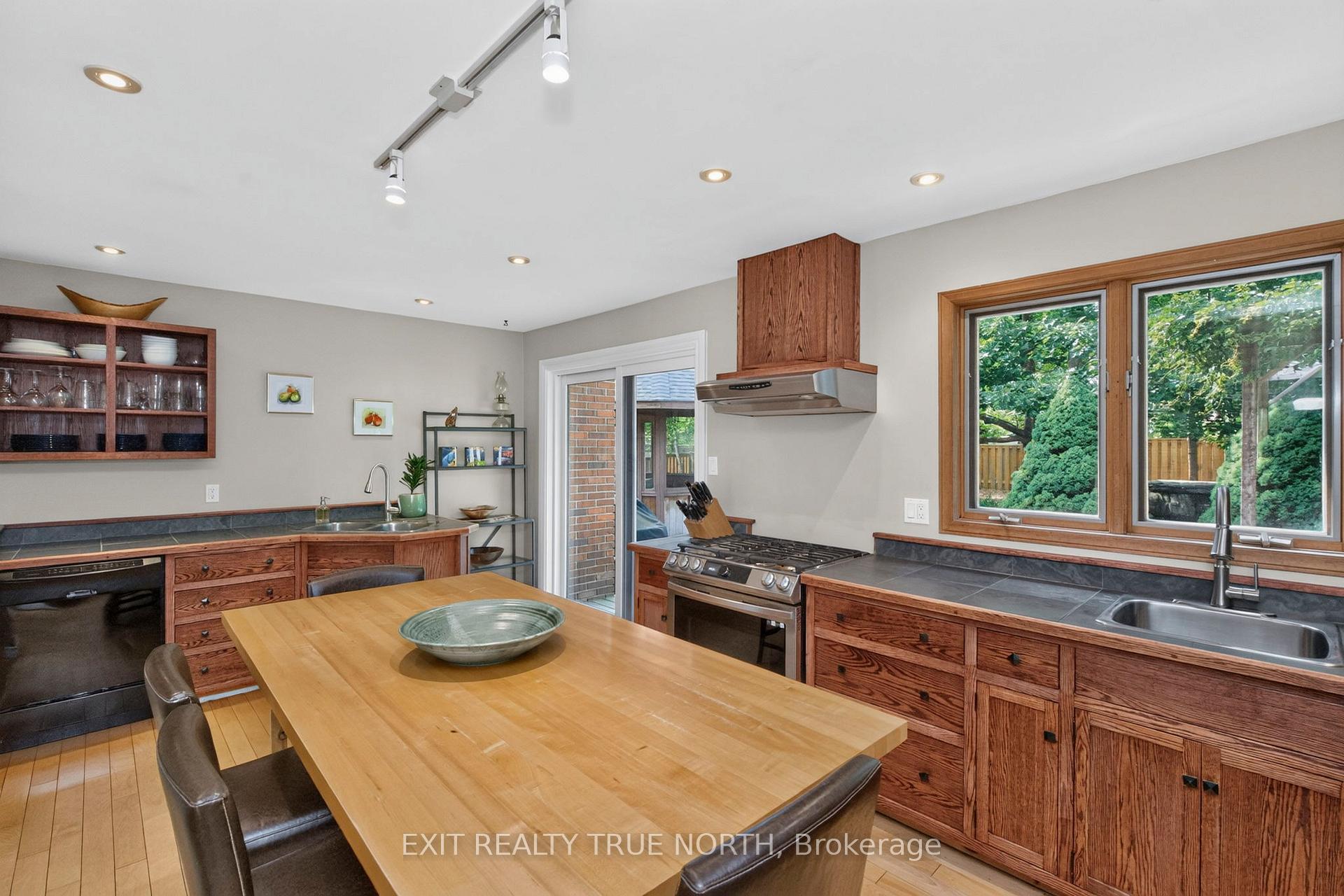 Photo 10 of 14 Rosewood Avenue, Springwater, Midhurst — HOMEH