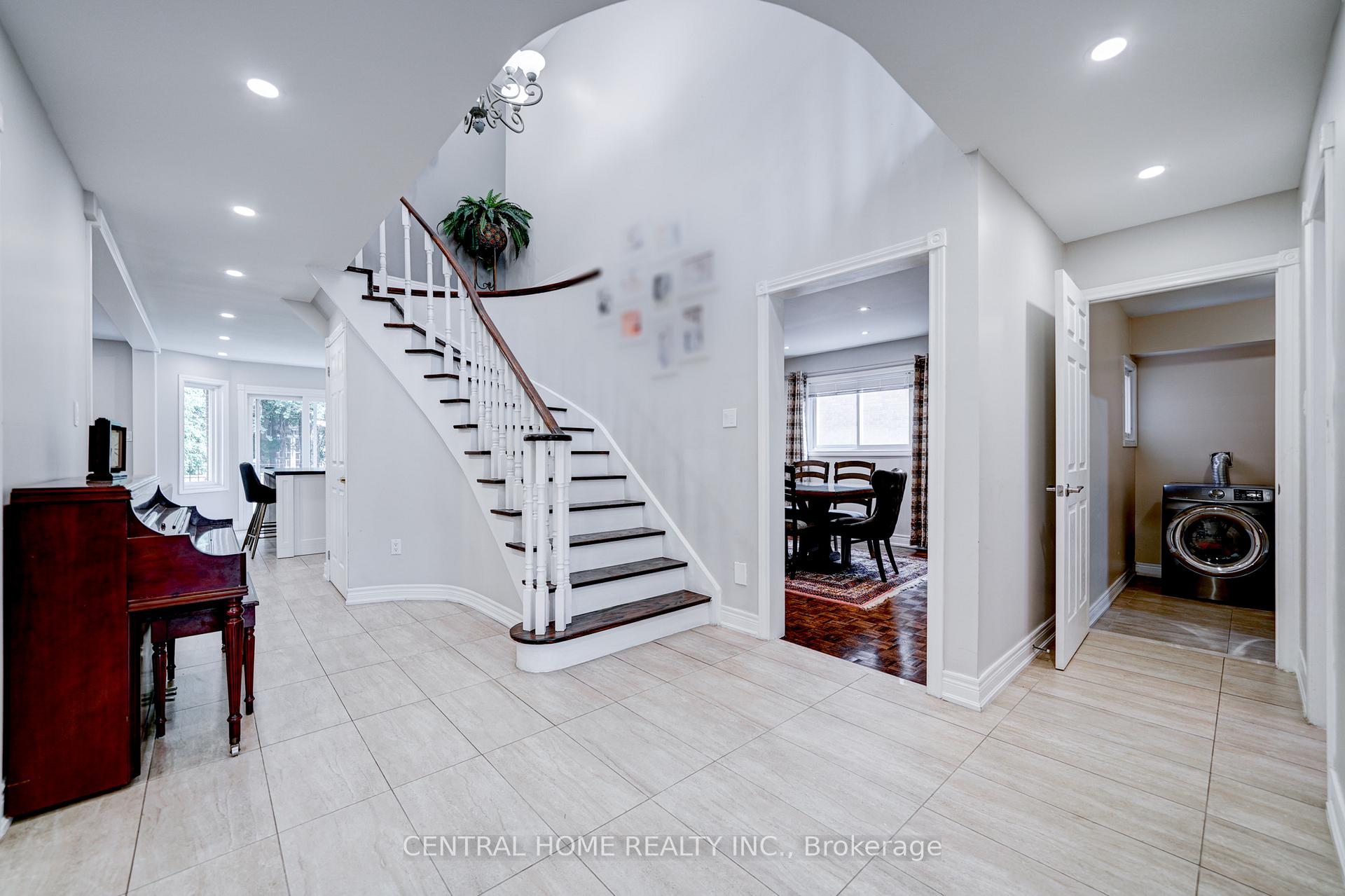 Photo 2 of 293 Worth Boulevard, Vaughan, Beverley Glen — HOMEH