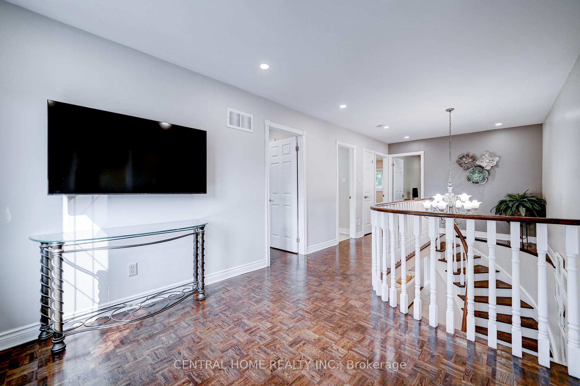 Photo 17 of 293 Worth Boulevard, Vaughan, Beverley Glen — HOMEH