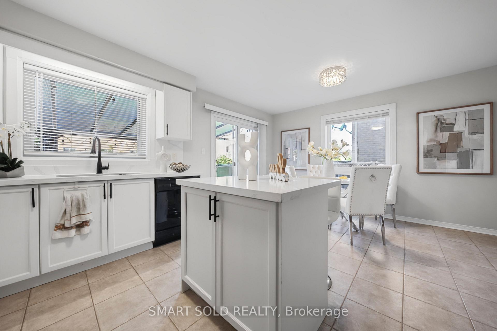 Photo 20 of 75 Rideau Drive, Richmond Hill, Langstaff — HOMEH